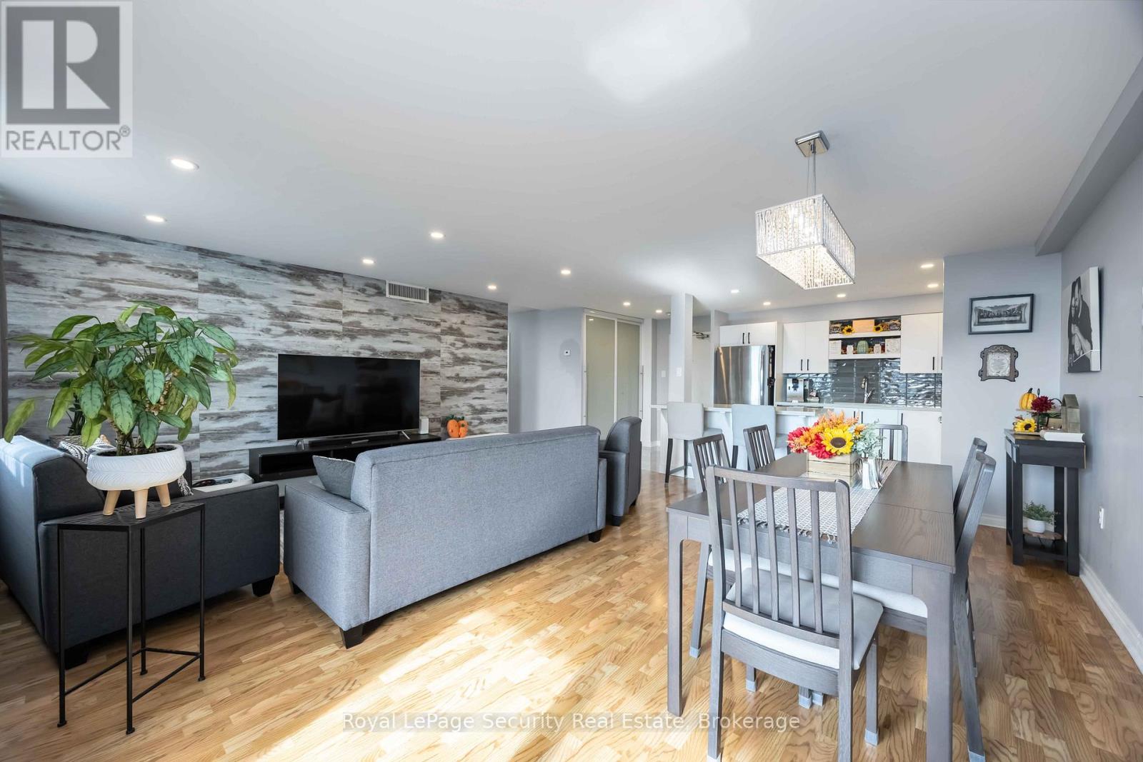 1517 - 15 La Rose Avenue, Toronto, Ontario  M9P 1A7 - Photo 10 - W12478143