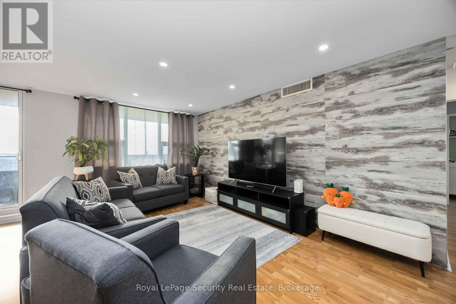 1517 - 15 La Rose Avenue, Toronto, Ontario  M9P 1A7 - Photo 11 - W12478143