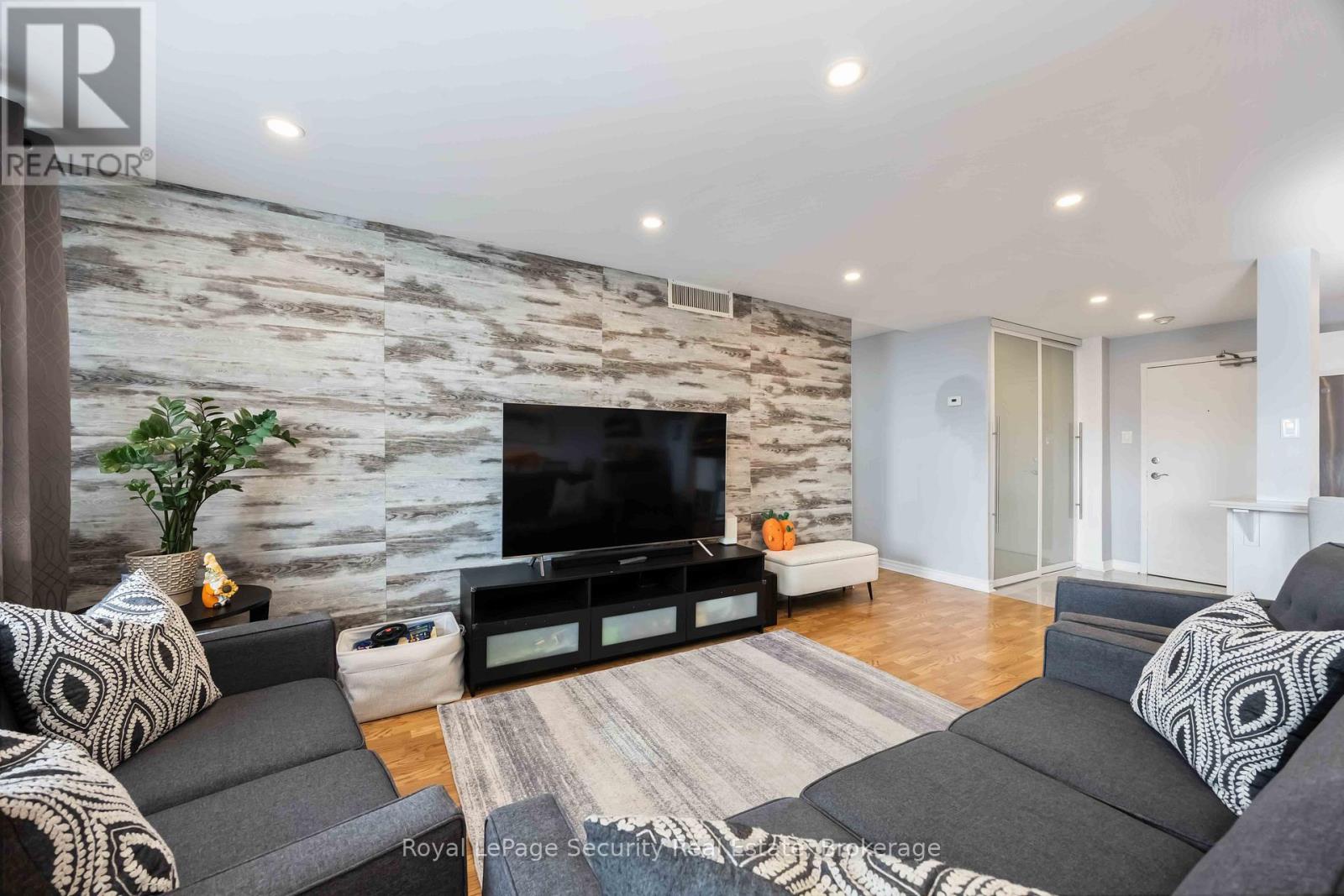 1517 - 15 La Rose Avenue, Toronto, Ontario  M9P 1A7 - Photo 12 - W12478143