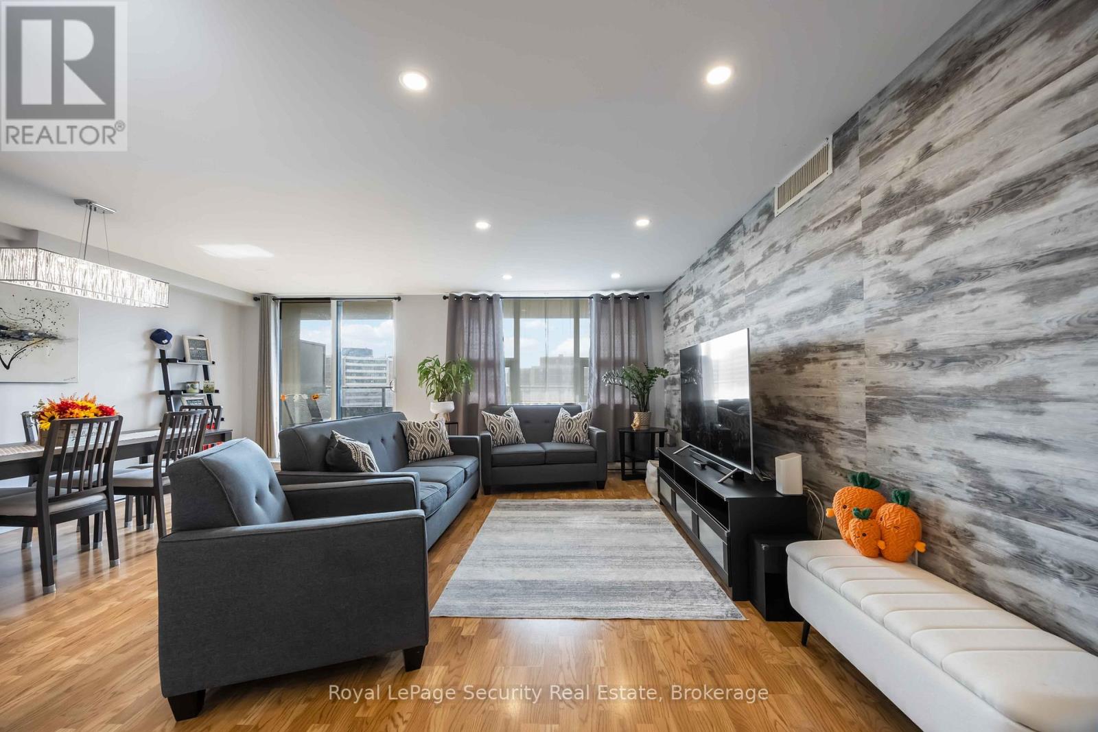 1517 - 15 La Rose Avenue, Toronto, Ontario  M9P 1A7 - Photo 13 - W12478143