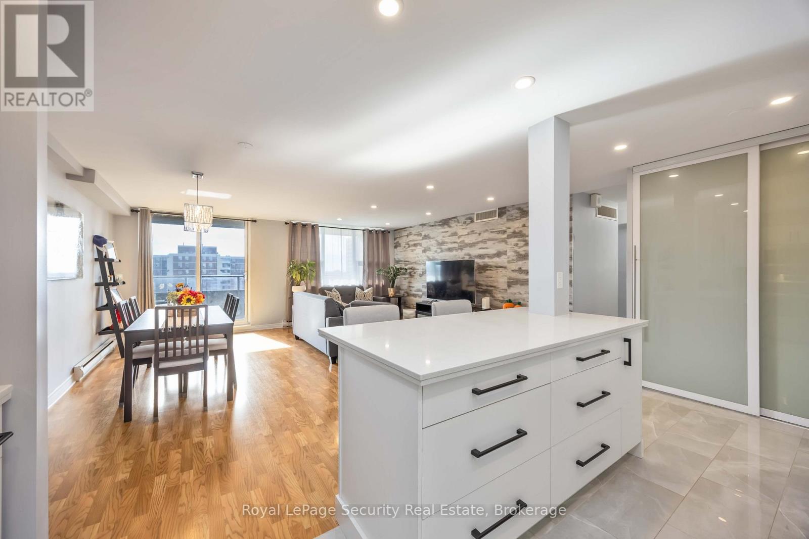 1517 - 15 La Rose Avenue, Toronto, Ontario  M9P 1A7 - Photo 18 - W12478143