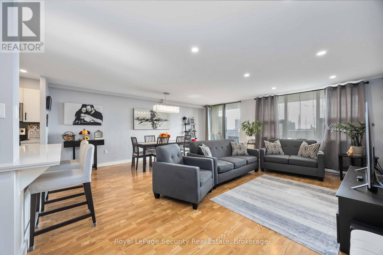1517 - 15 La Rose Avenue, Toronto, Ontario  M9P 1A7 - Photo 7 - W12478143