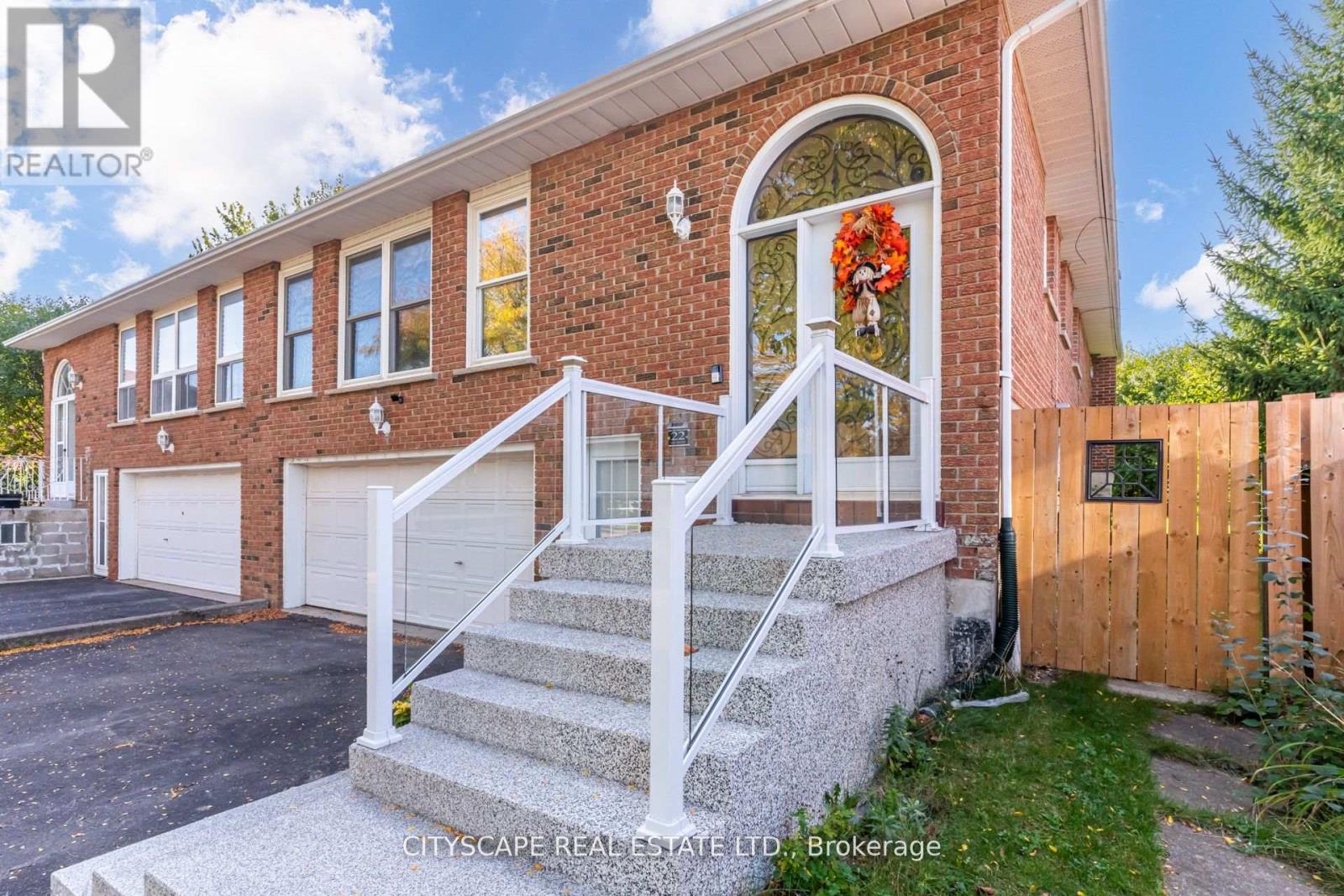 22 Jade Crescent, Brampton, Ontario  L6S 3H1 - Photo 2 - W12478146