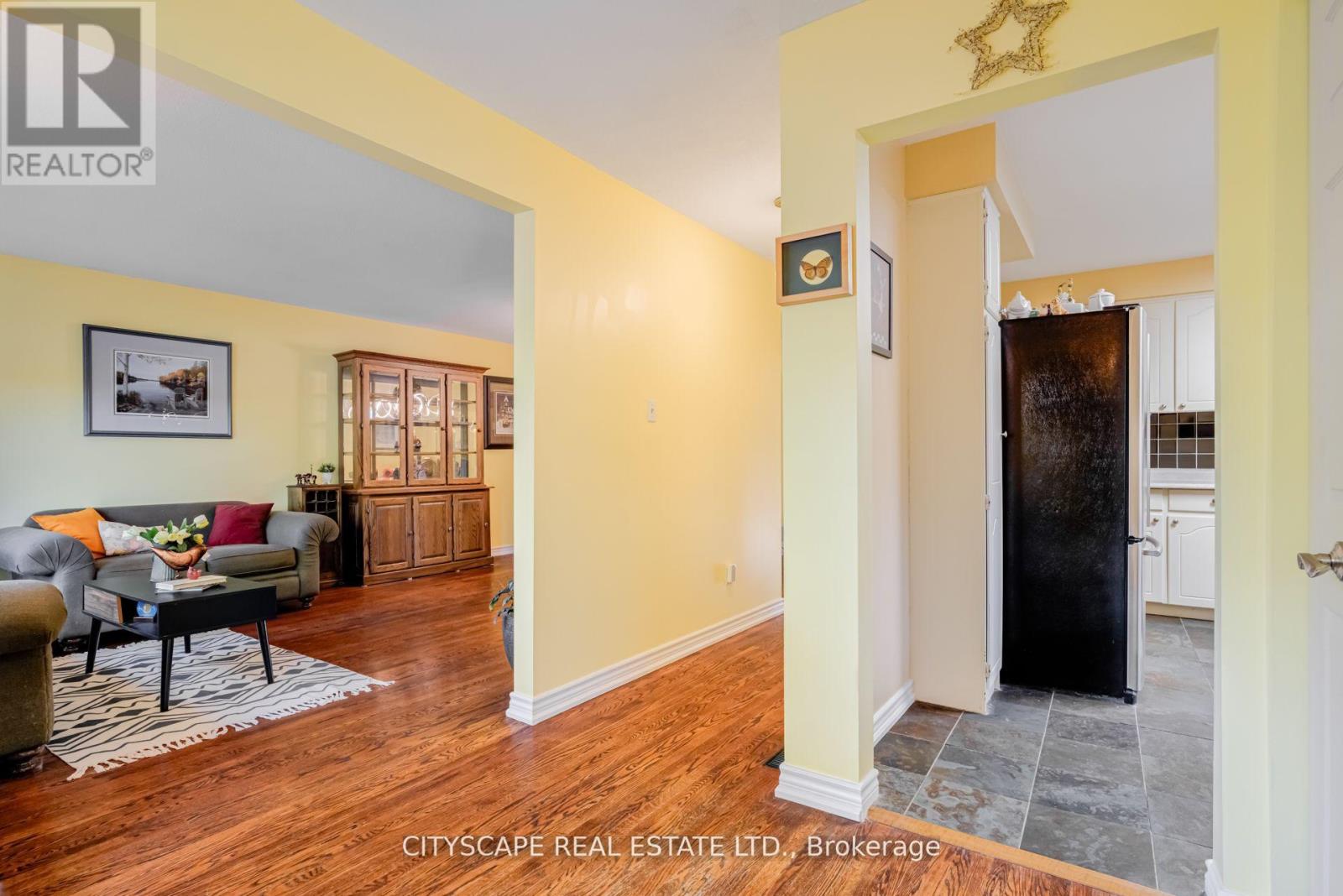 22 Jade Crescent, Brampton, Ontario  L6S 3H1 - Photo 3 - W12478146