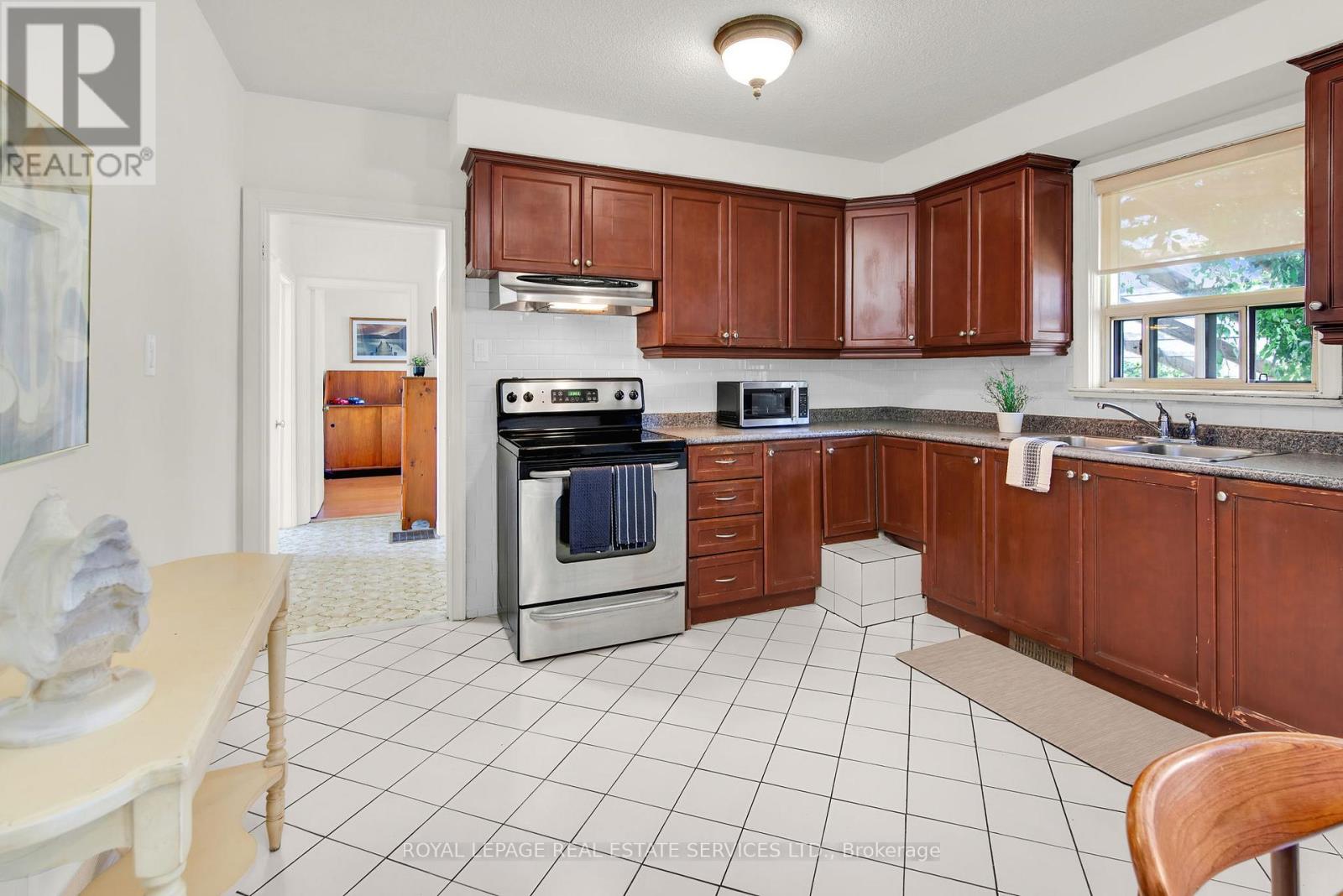 16 Redfern Avenue, Toronto, Ontario  M3M 1L3 - Photo 13 - W12478177