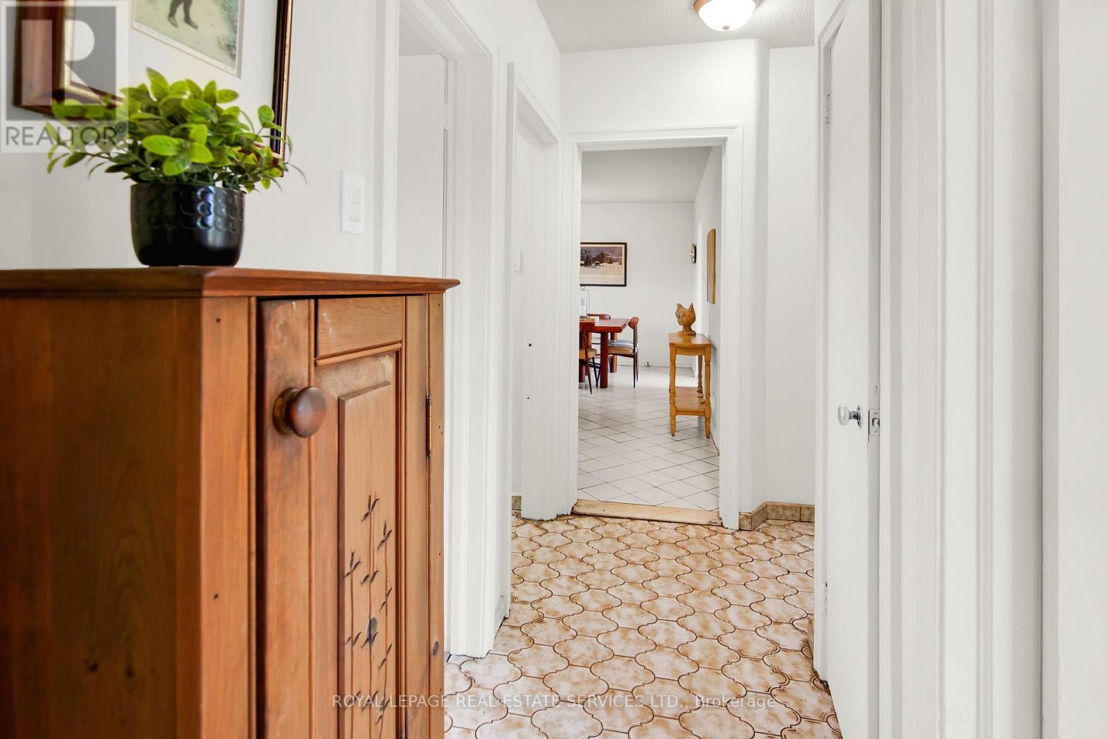16 Redfern Avenue, Toronto, Ontario  M3M 1L3 - Photo 14 - W12478177