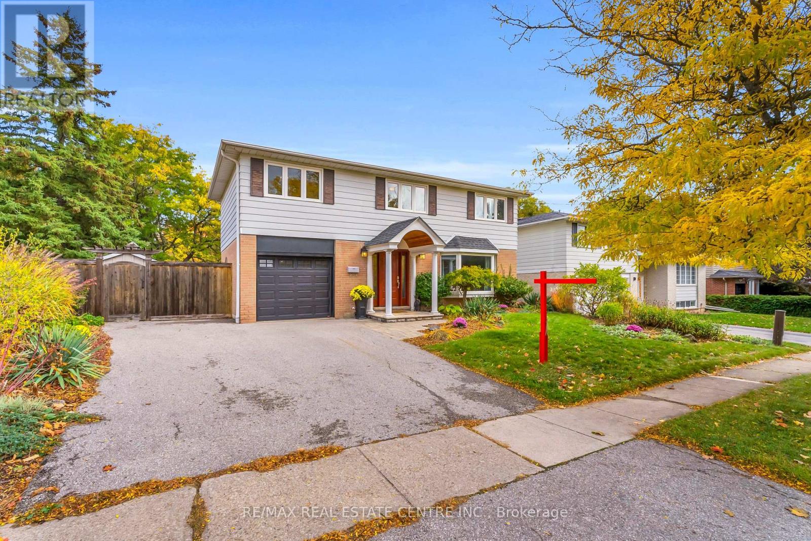 31 Metcalfe Court, Halton Hills, Ontario  L7G 4N7 - Photo 2 - W12478184