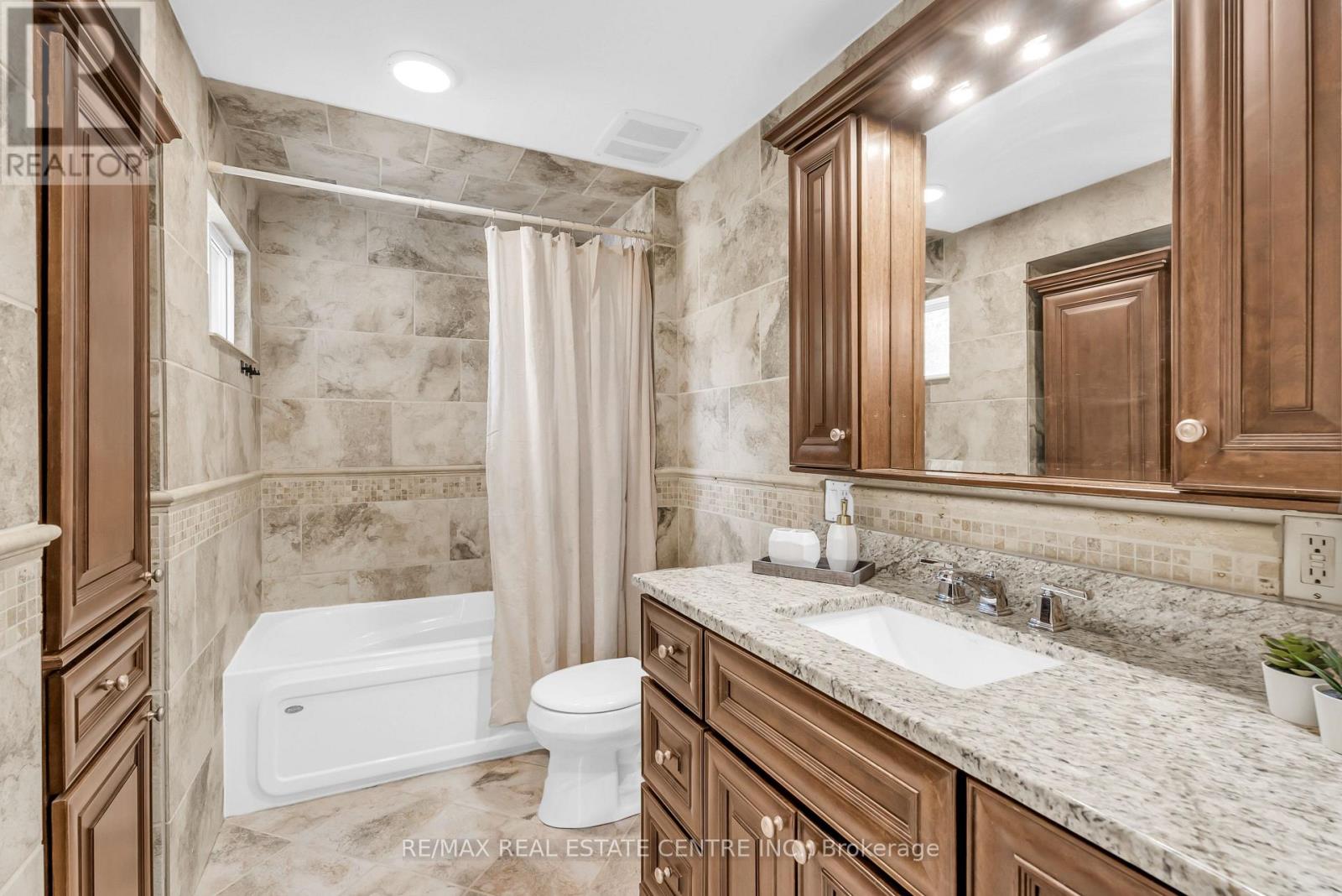 31 Metcalfe Court, Halton Hills, Ontario  L7G 4N7 - Photo 36 - W12478184