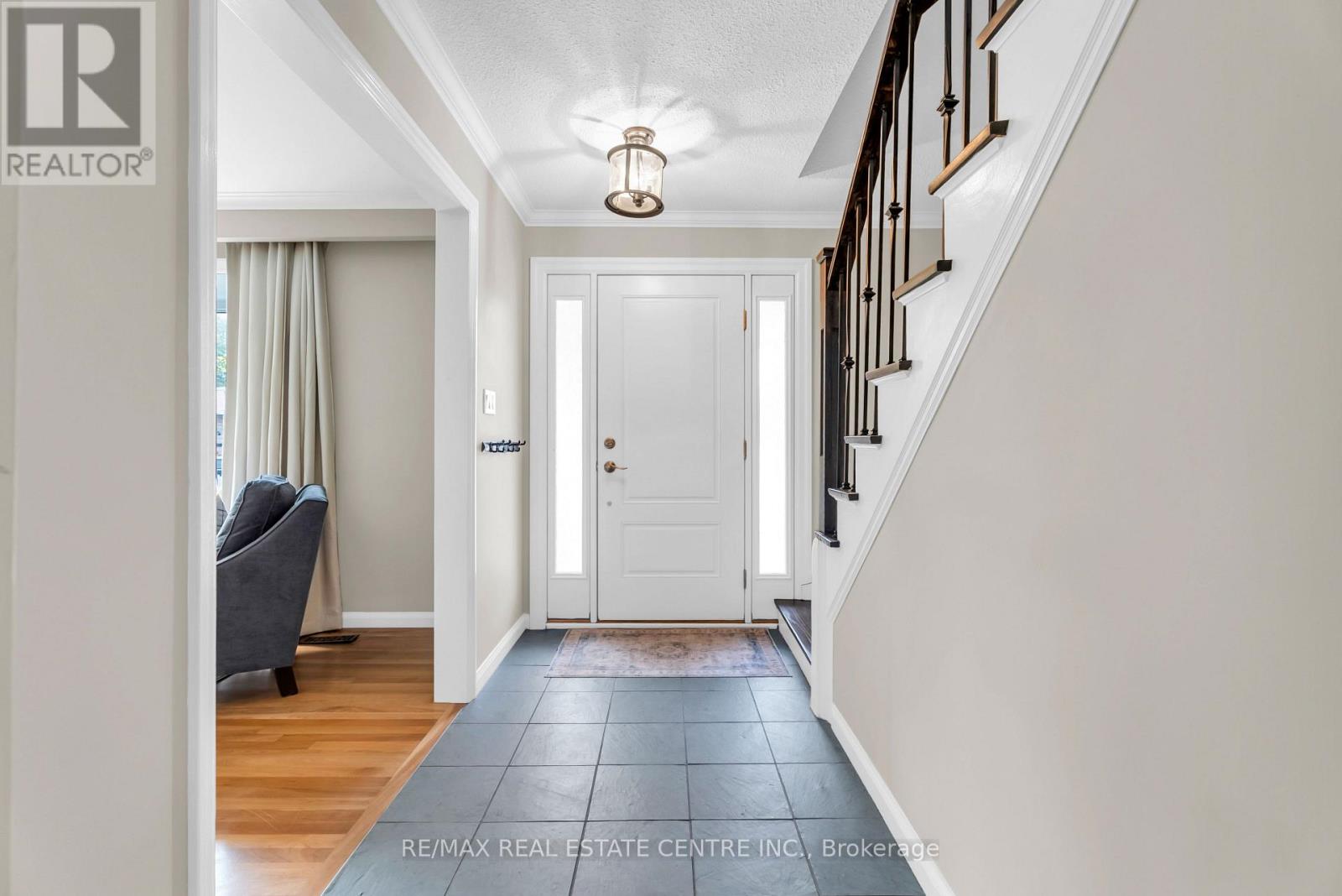 31 Metcalfe Court, Halton Hills, Ontario  L7G 4N7 - Photo 7 - W12478184