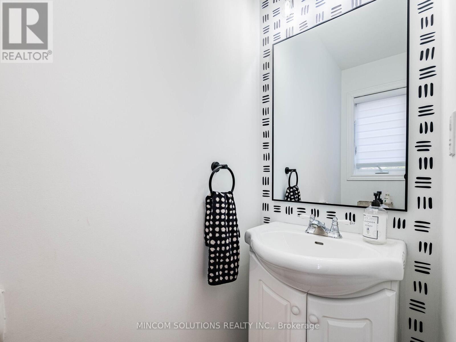 88 Corey Circle, Halton Hills, Ontario  L7G 5L7 - Photo 7 - W12478187