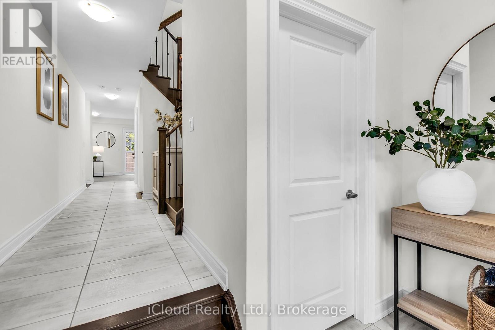 1632 Crestview Avenue, Mississauga, Ontario  L5G 0C3 - Photo 2 - W12478190