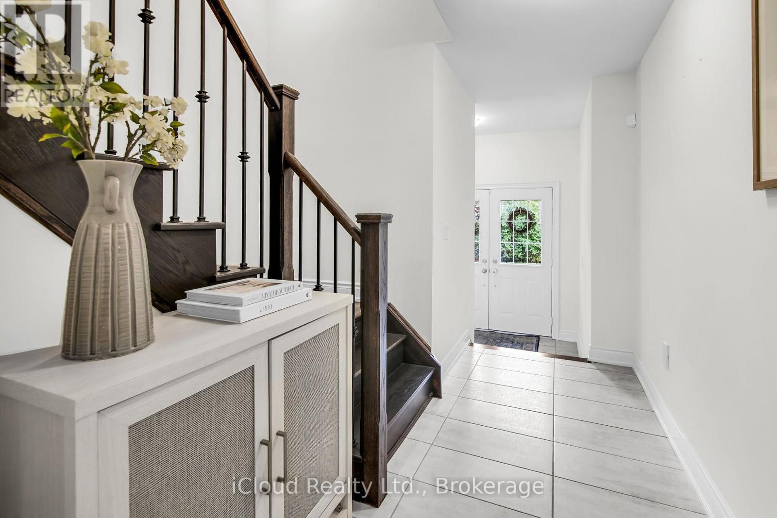 1632 Crestview Avenue, Mississauga, Ontario  L5G 0C3 - Photo 6 - W12478190