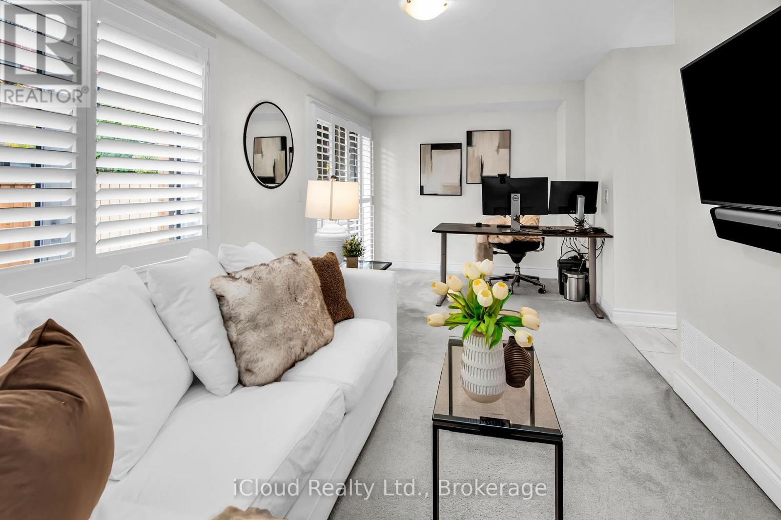 1632 Crestview Avenue, Mississauga, Ontario  L5G 0C3 - Photo 9 - W12478190