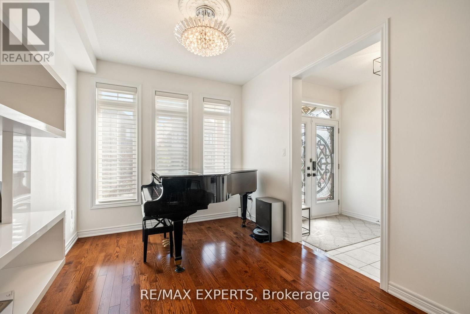 40 Heron Hollow Avenue, Richmond Hill, Ontario  L4E 0G9 - Photo 7 - N12478194