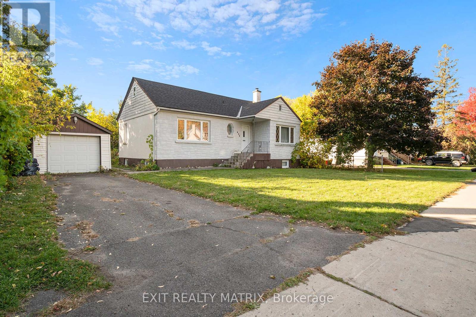 436 Blake Boulevard, Ottawa, Ontario  K1K 1B1 - Photo 3 - X12471121