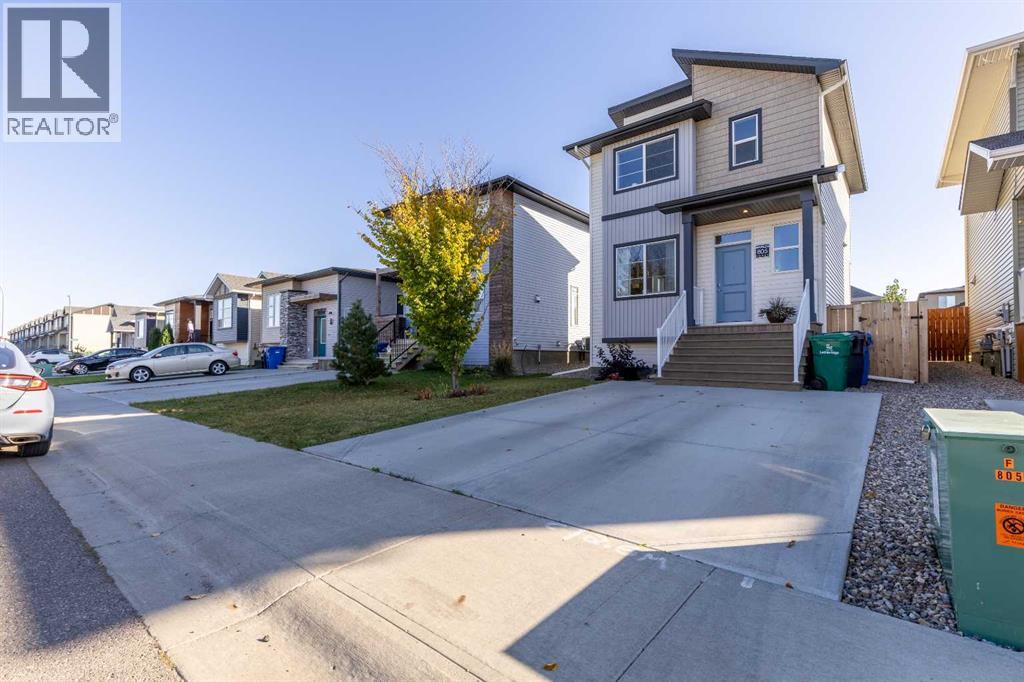 805 Greywolf Run N, Lethbridge, Alberta  T1H 7G2 - Photo 2 - A2263189