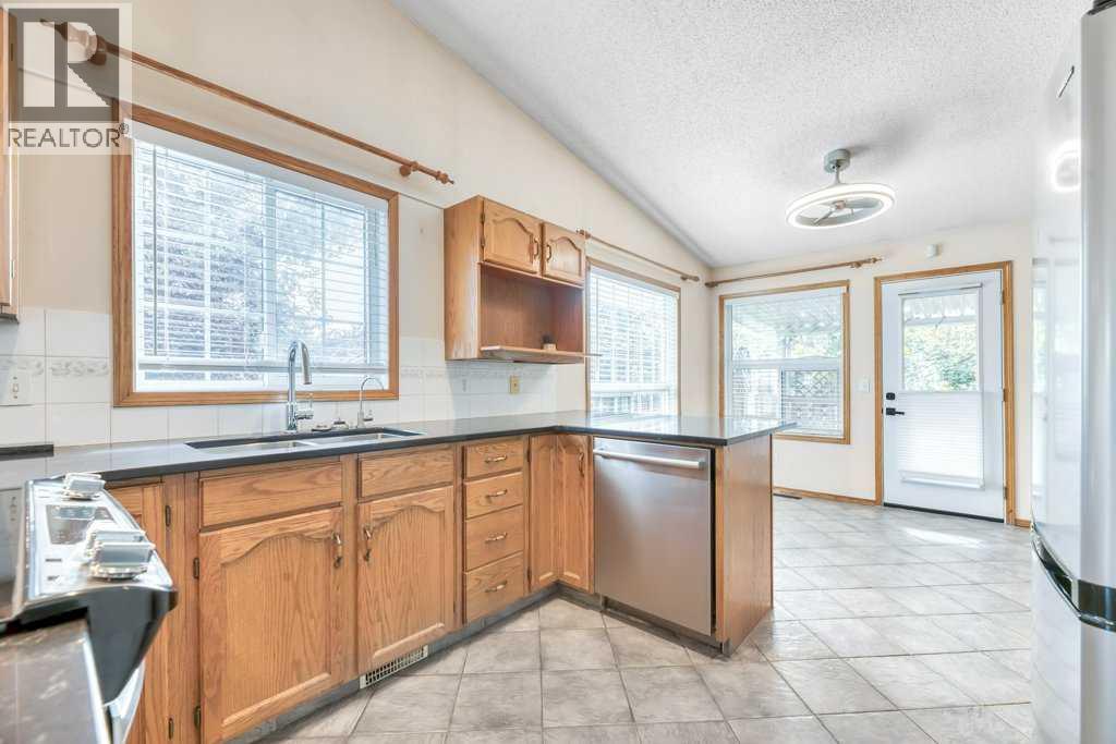 41 Millbank Bay Sw, Calgary, Alberta  T2Y 2Z1 - Photo 10 - A2222216