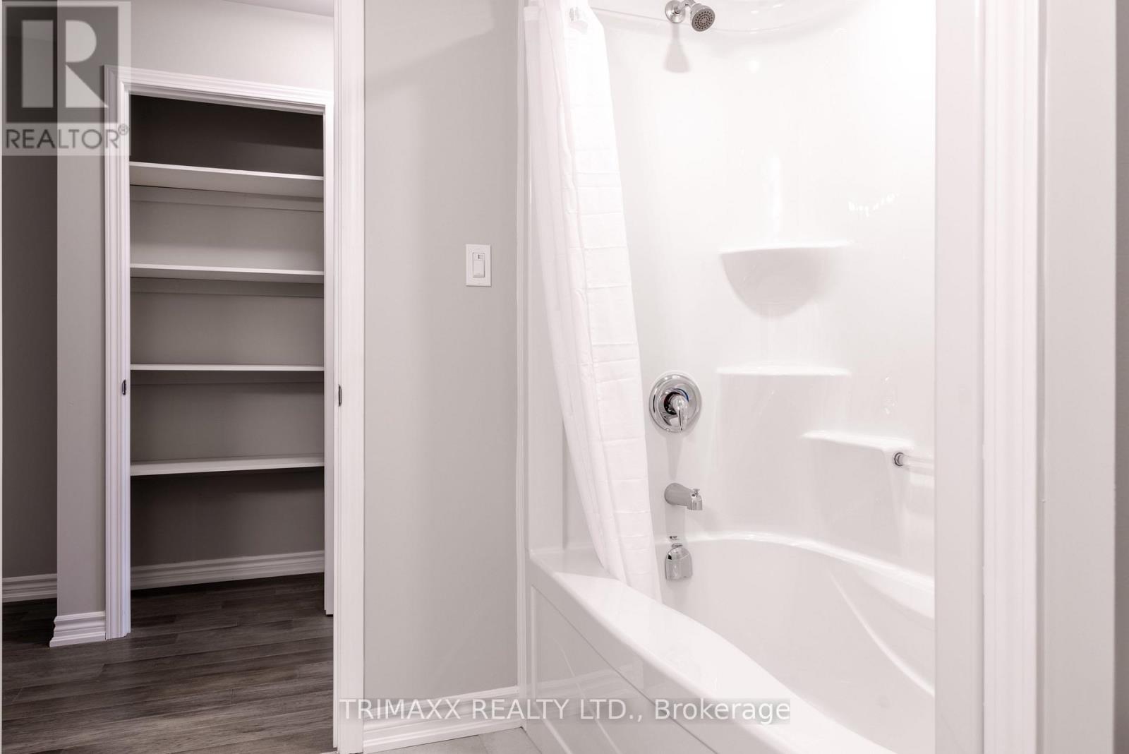 25b Oakdale Avenue, St. Catharines, Ontario  L2P 2B8 - Photo 10 - X12478029
