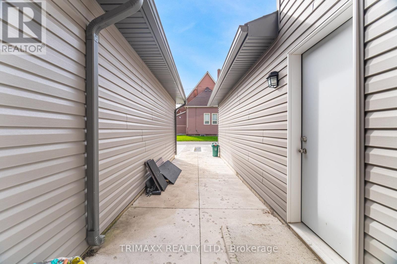 25b Oakdale Avenue, St. Catharines, Ontario  L2P 2B8 - Photo 35 - X12478029