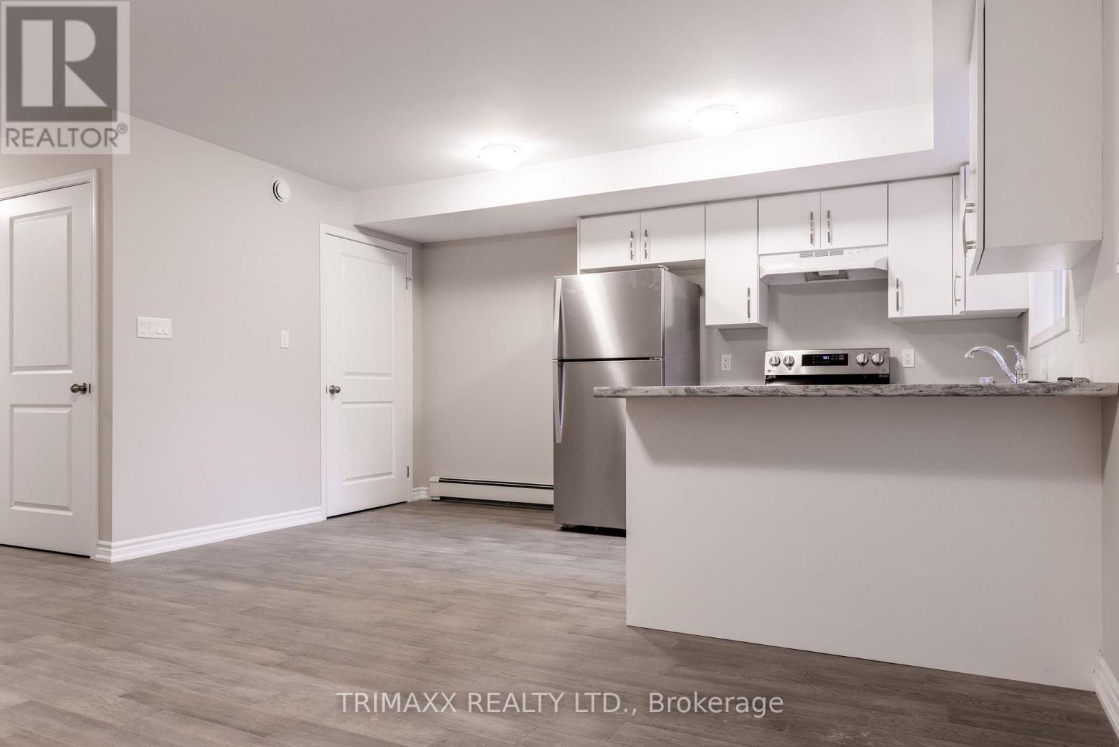 25b Oakdale Avenue, St. Catharines, Ontario  L2P 2B8 - Photo 5 - X12478029