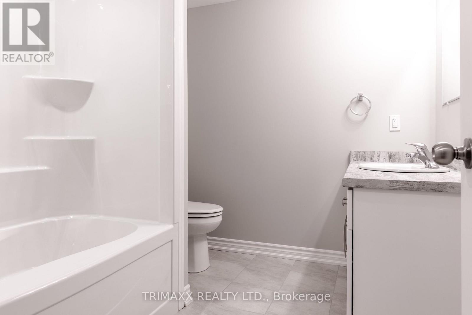 25b Oakdale Avenue, St. Catharines, Ontario  L2P 2B8 - Photo 9 - X12478029