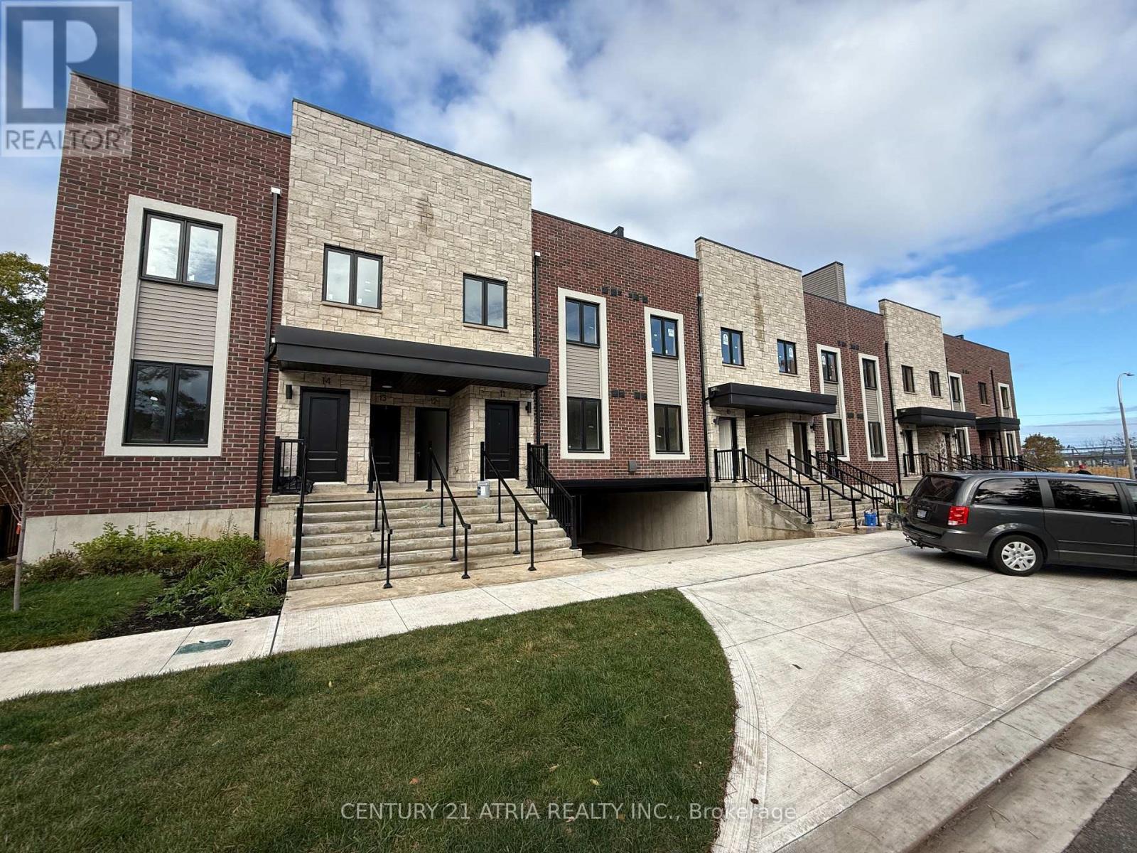 11 - 2 SLESSOR BOULEVARD, Grimsby, Ontario