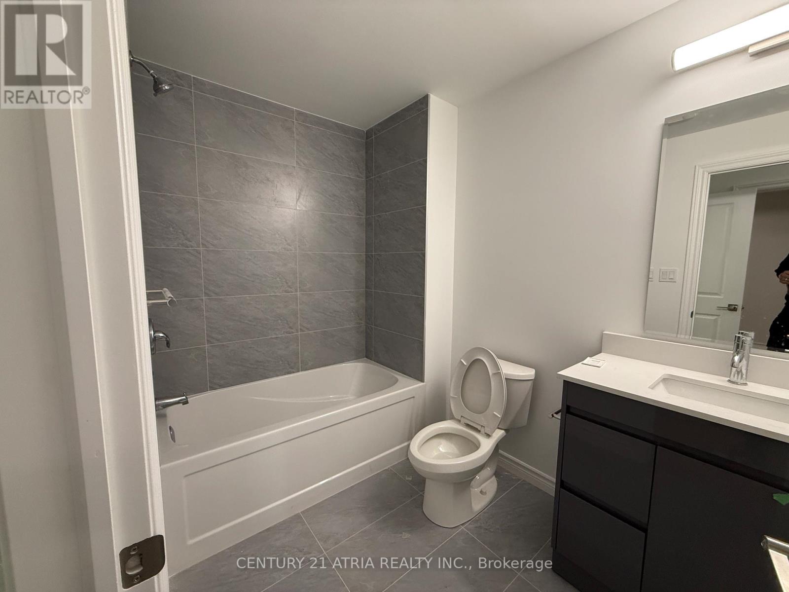 11 - 2 Slessor Boulevard, Grimsby, Ontario  L3M 3T2 - Photo 18 - X12478135
