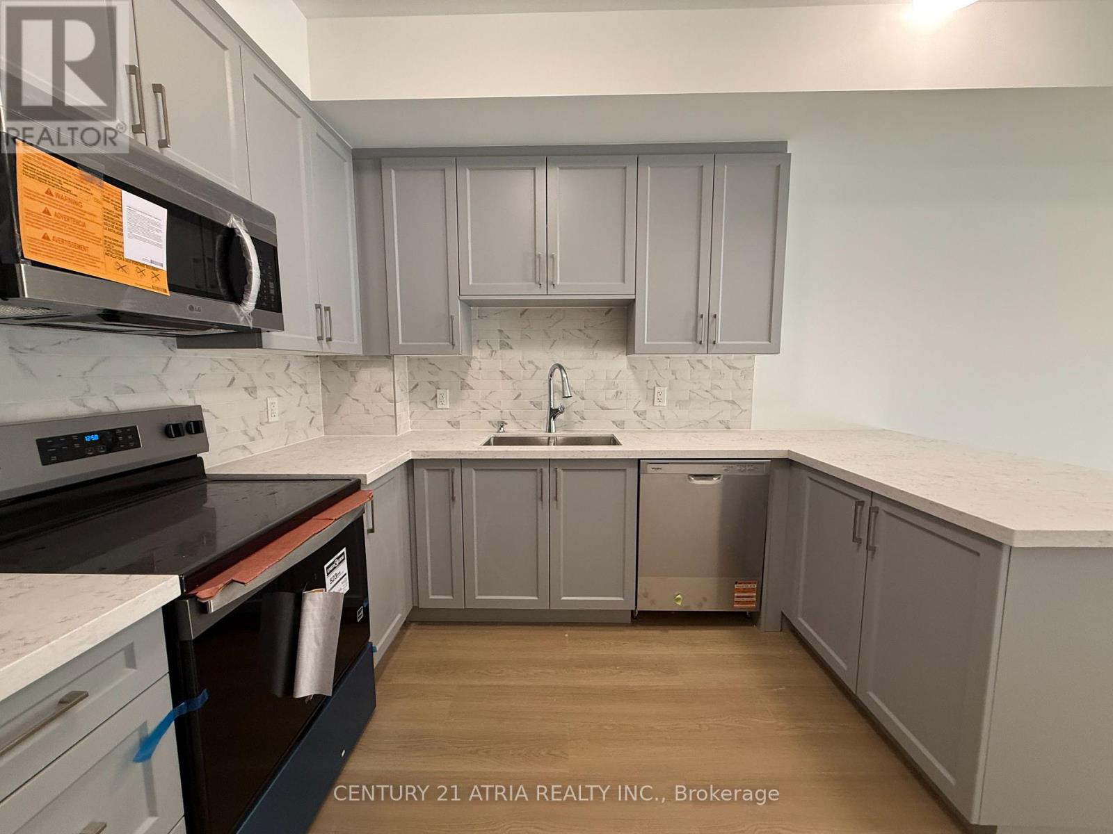 11 - 2 Slessor Boulevard, Grimsby, Ontario  L3M 3T2 - Photo 8 - X12478135