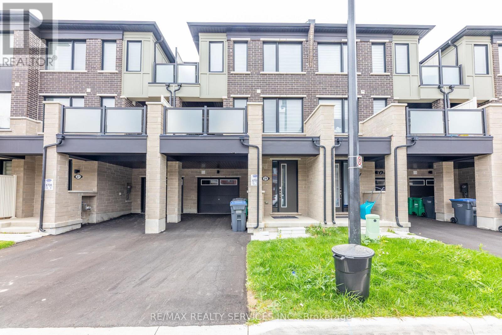 29 Keppel Circle, Brampton, Ontario  L7A 0B6 - Photo 4 - W12478222