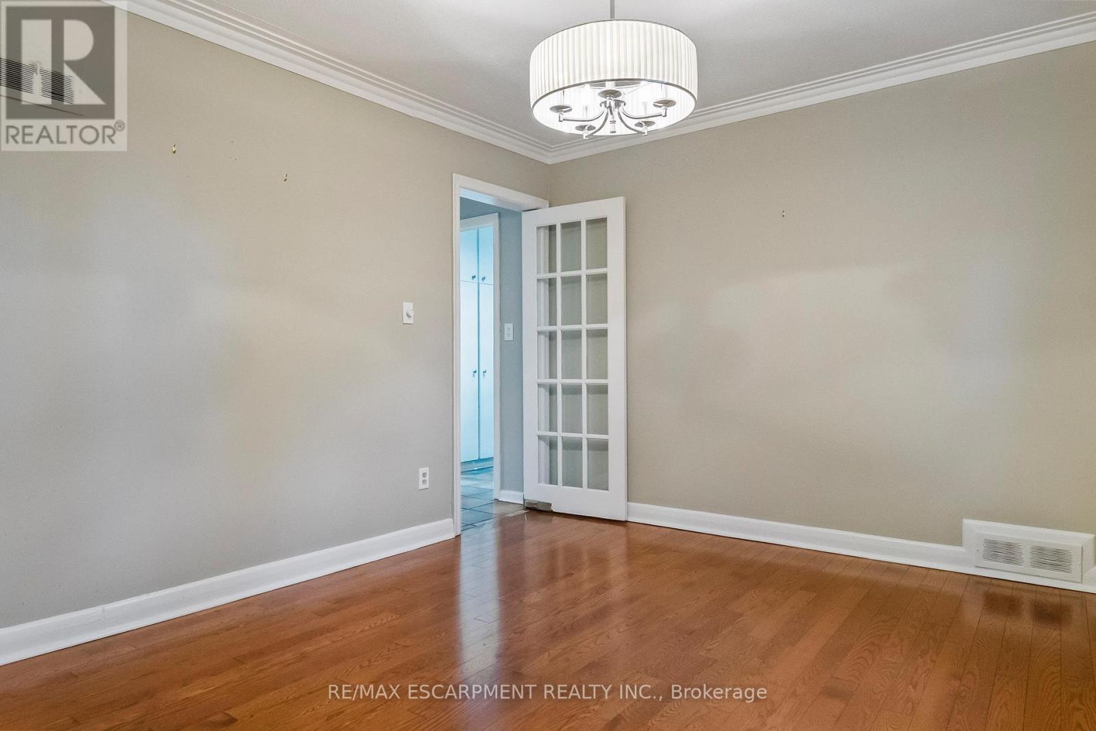 330 Poplar Drive, Oakville, Ontario  L6J 4E1 - Photo 15 - W12478237