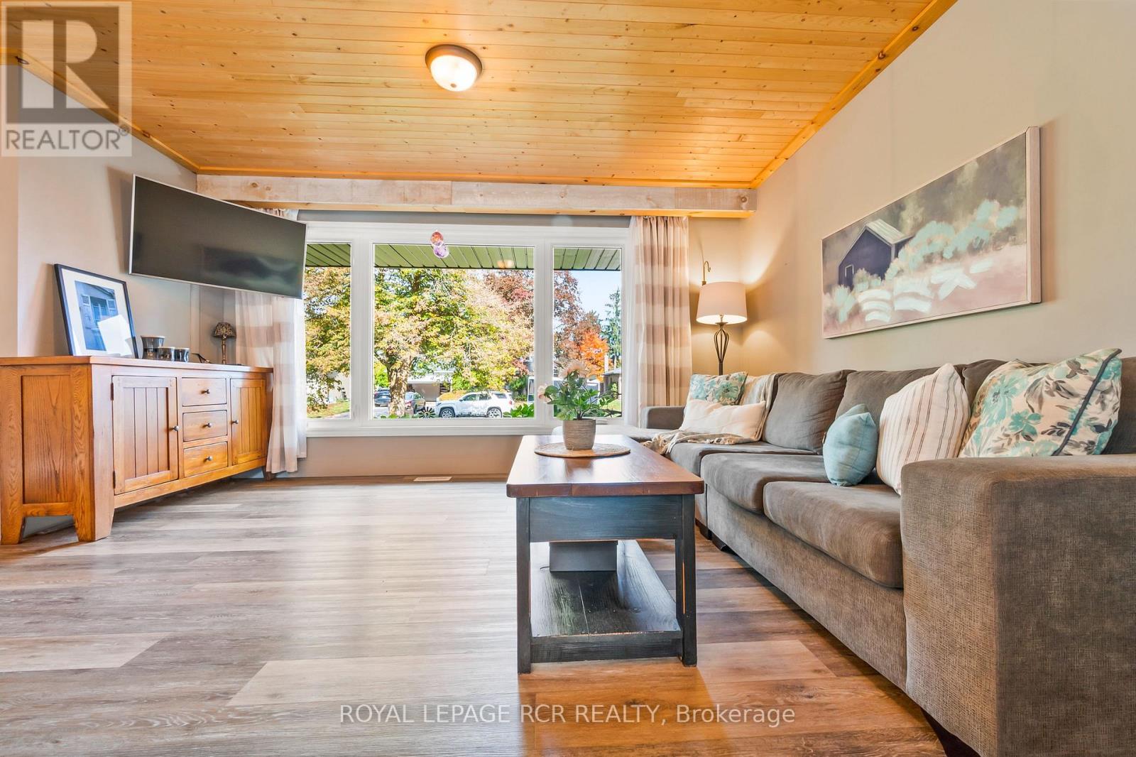 18 Westdale Avenue, Orangeville, Ontario  L9W 1B7 - Photo 4 - W12478241