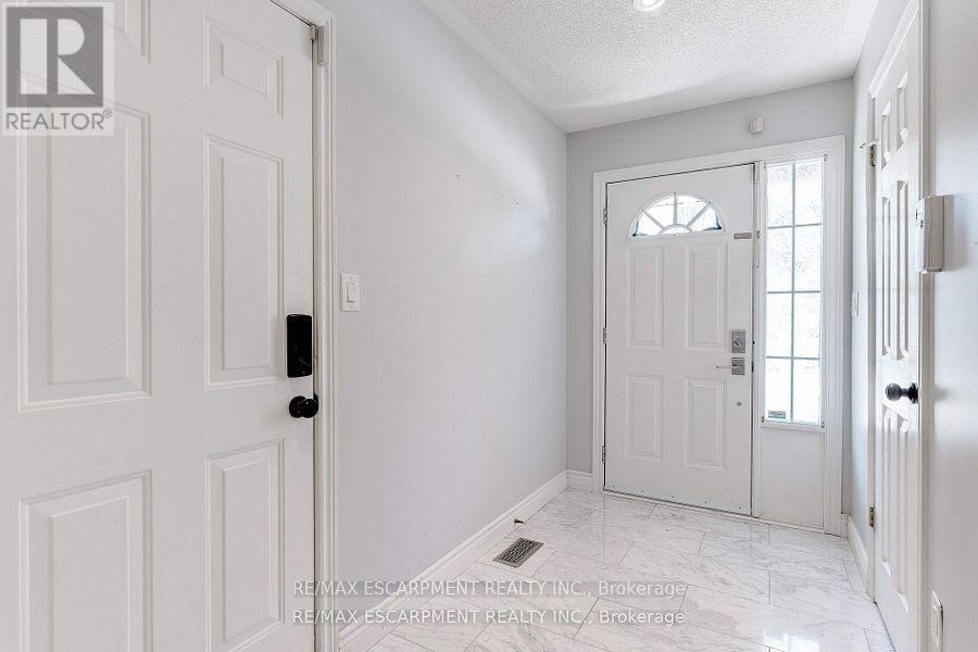19 - 2151 Walkers Line, Burlington, Ontario  L7M 4W1 - Photo 3 - W12478277
