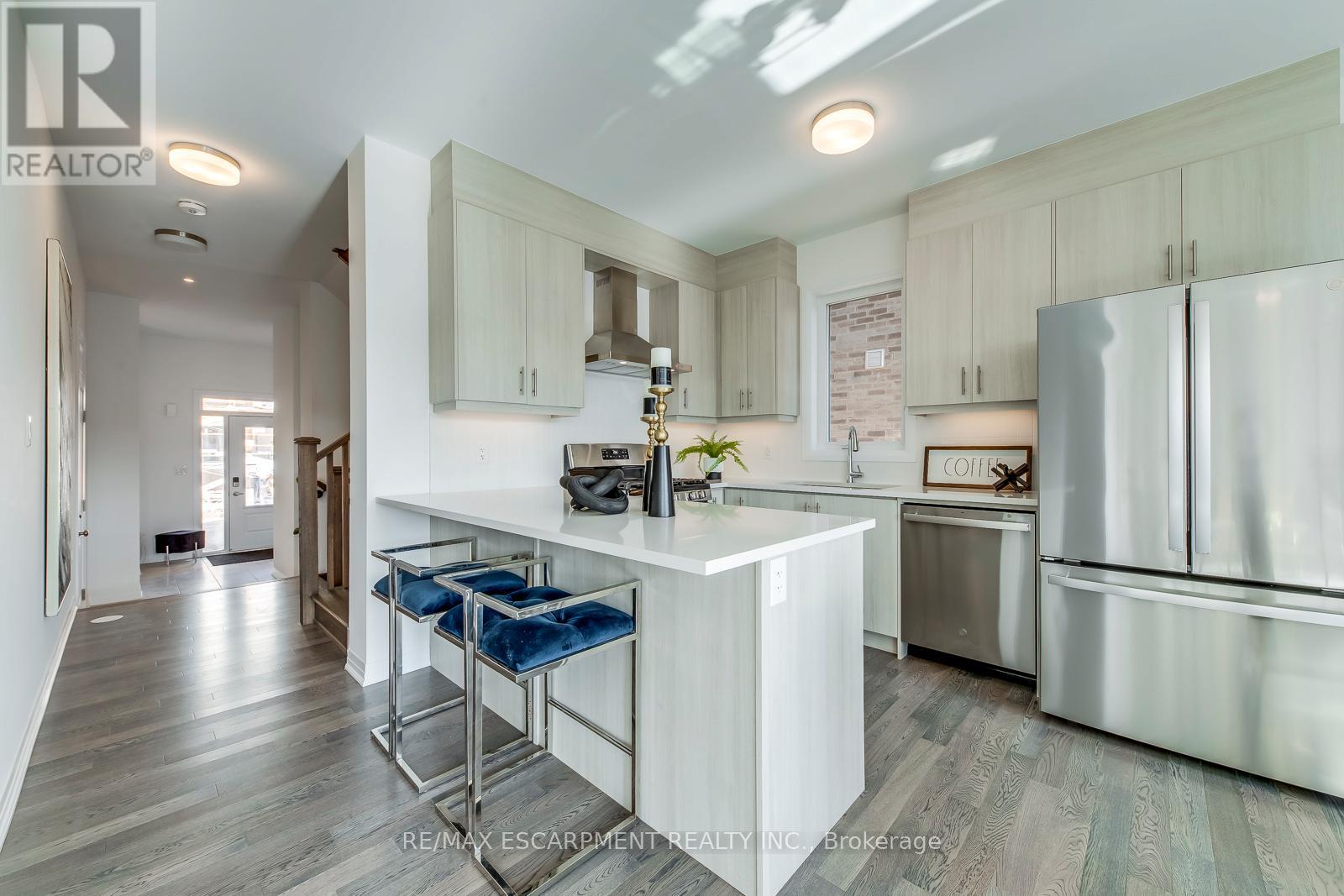 3262 Crystal Drive, Oakville, Ontario  L6M 4K1 - Photo 7 - W12478280