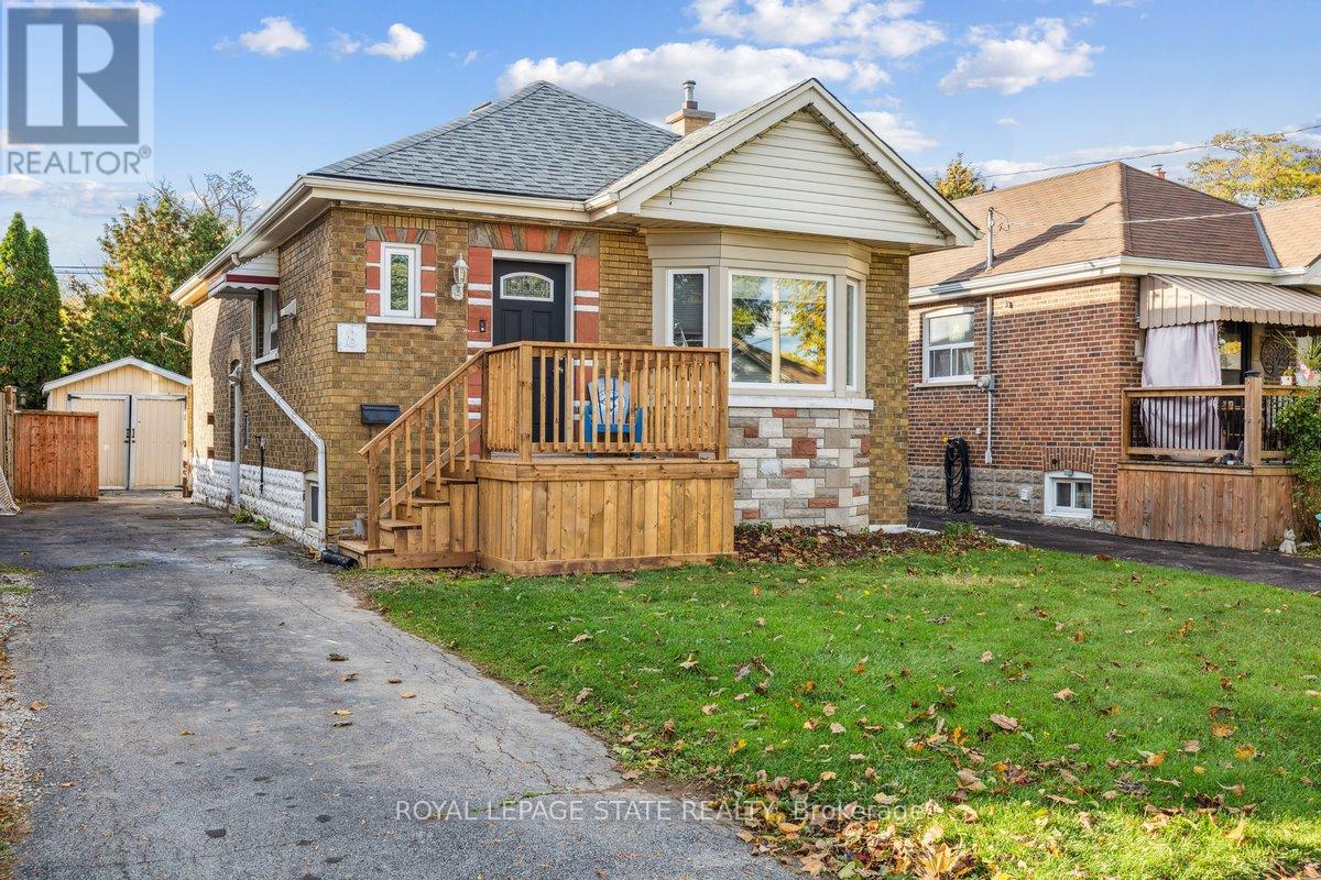 8 WAVELL AVENUE, Hamilton, Ontario