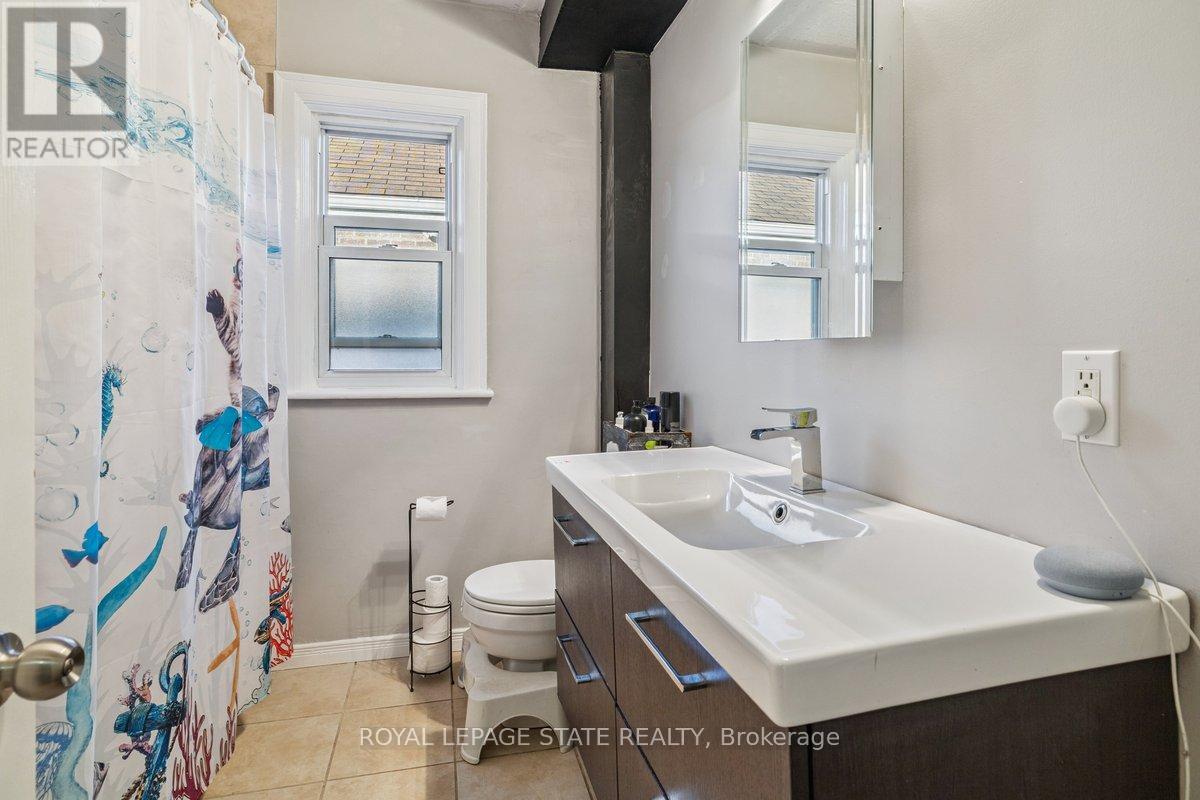 8 Wavell Avenue, Hamilton, Ontario  L9A 2T2 - Photo 13 - X12478252