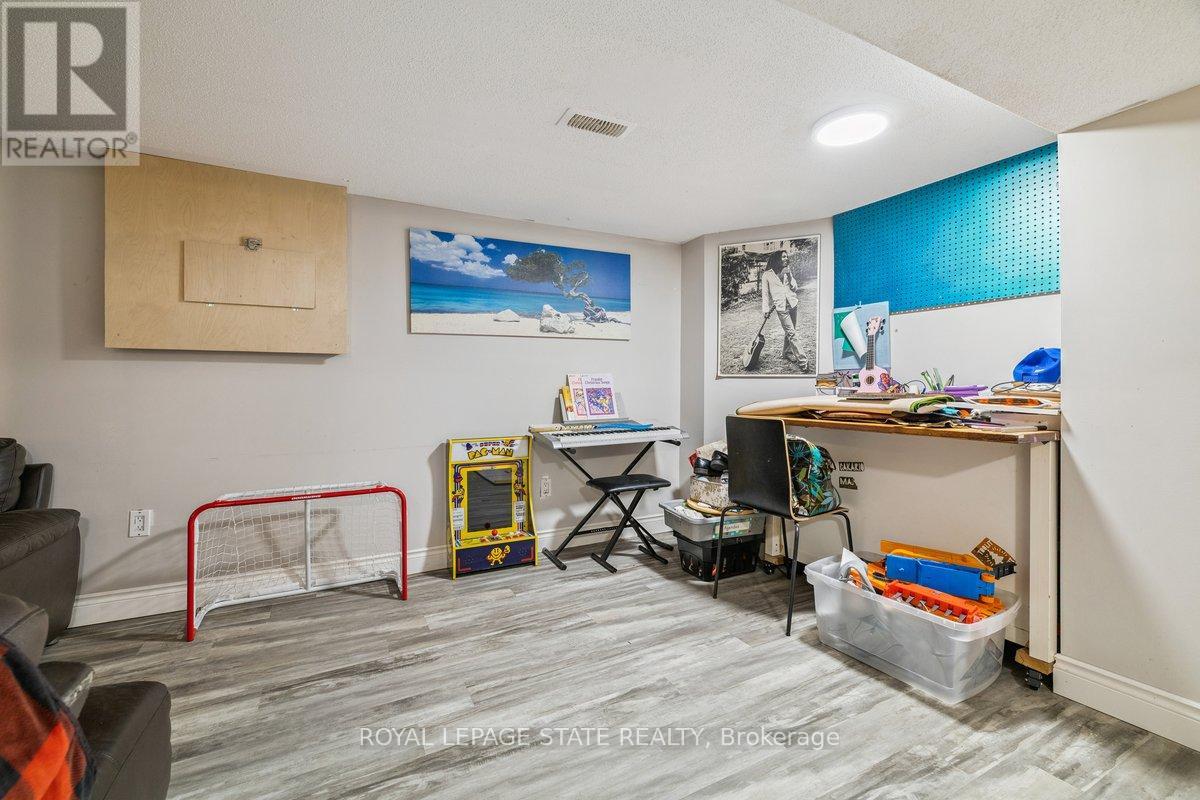 8 Wavell Avenue, Hamilton, Ontario  L9A 2T2 - Photo 14 - X12478252