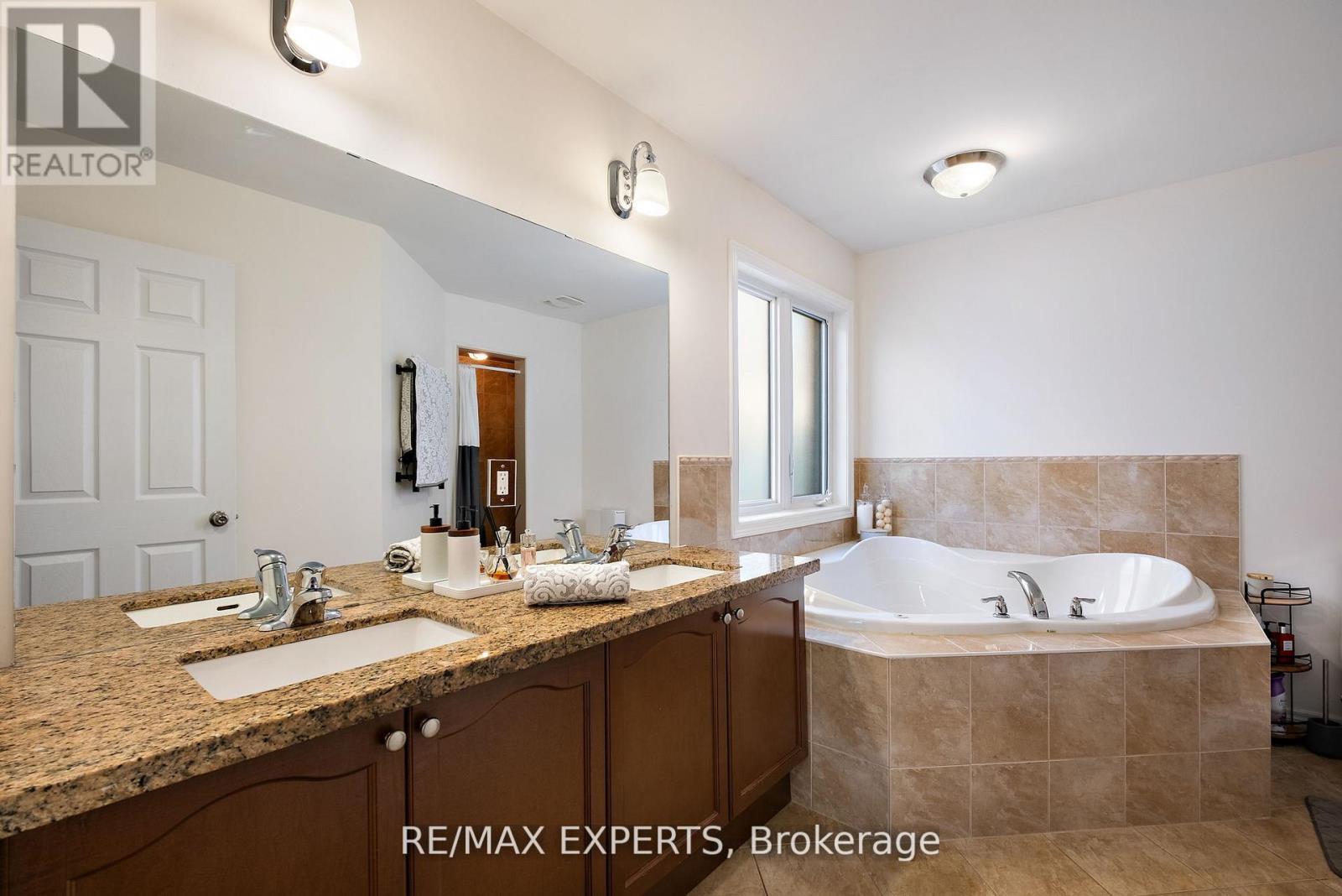 40 Heron Hollow Avenue, Richmond Hill, Ontario  L4E 0G9 - Photo 31 - N12478194