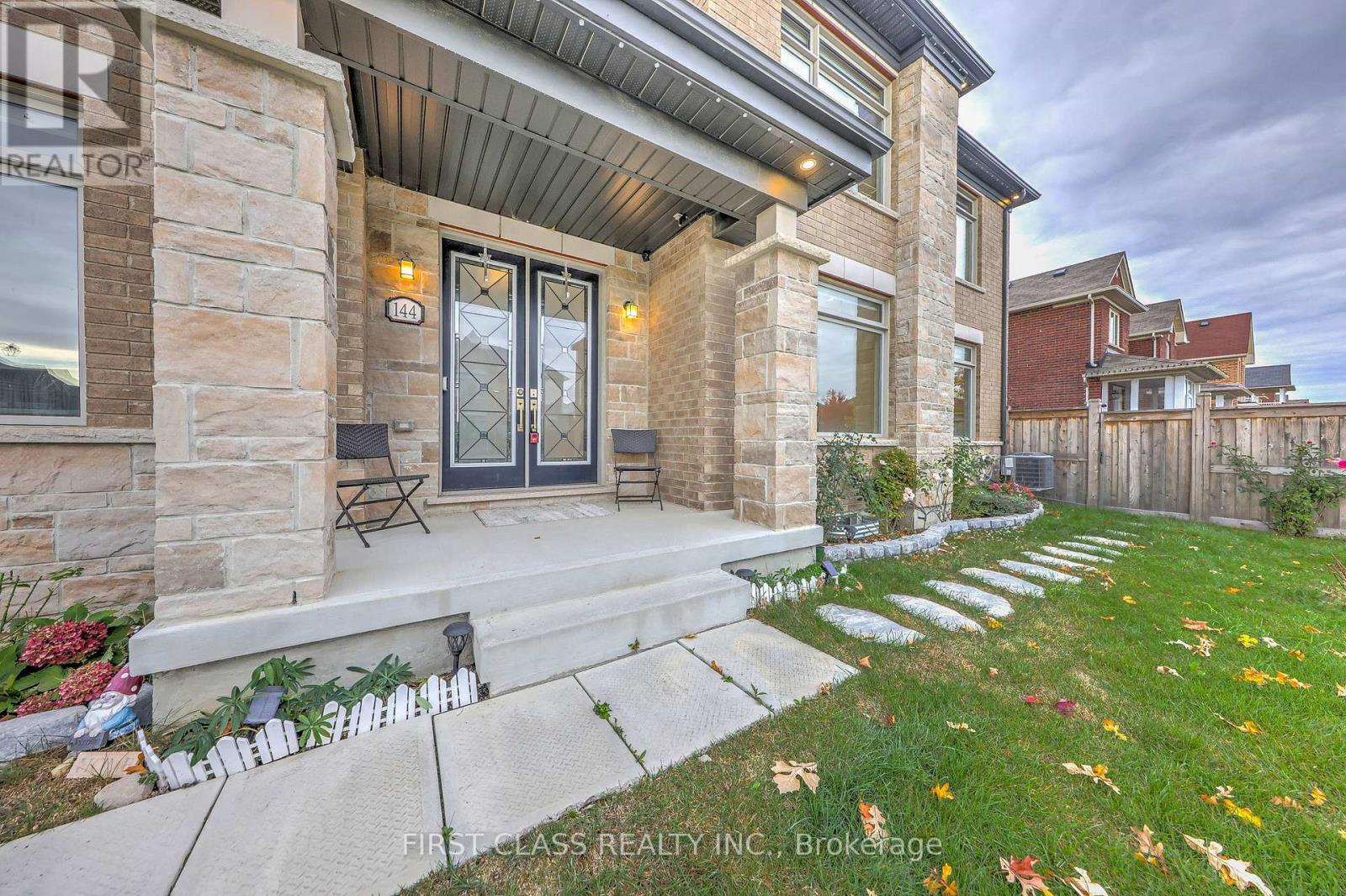 144 Byers Pond Way, Whitchurch-Stouffville, Ontario  L4A 4X3 - Photo 5 - N12474190