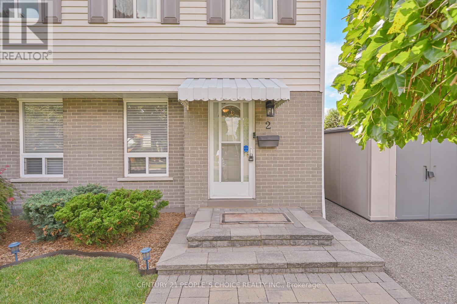 2 Fontaine Court, Brampton (Southgate), Ontario  L6T 3J2 - Photo 4 - W12418679