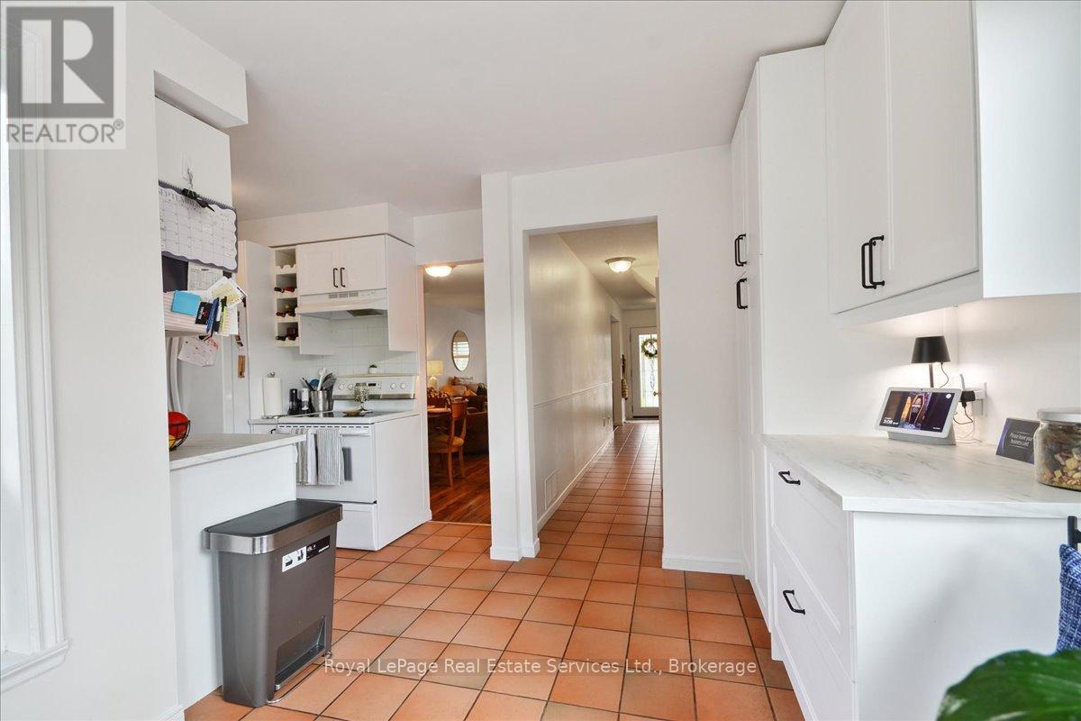 2248 Maclennan Drive, Oakville (Ro River Oaks), Ontario  L6H 5K1 - Photo 10 - W12478494