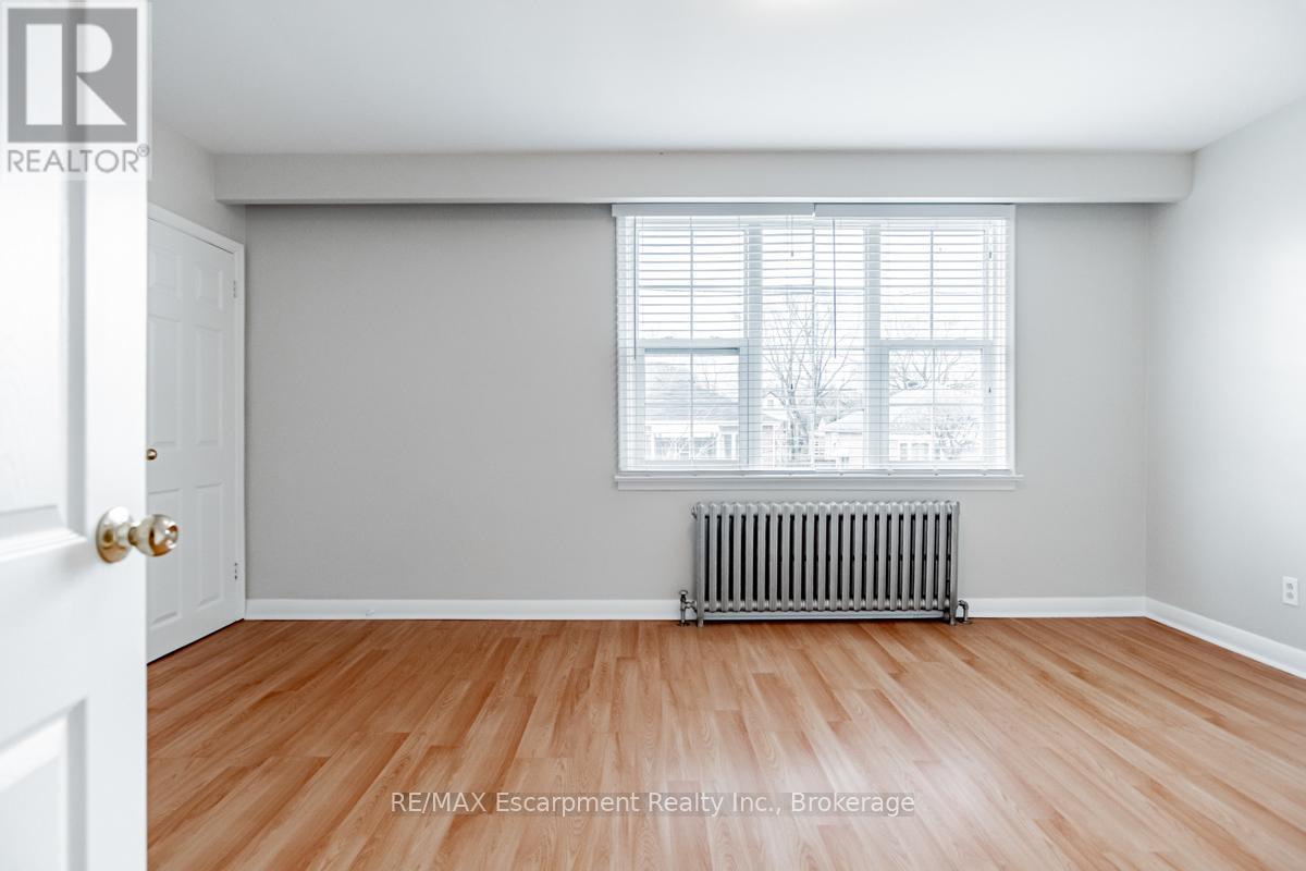 65 Fairfield Avenue, Toronto, Ontario  M8W 1R6 - Photo 13 - W12478511