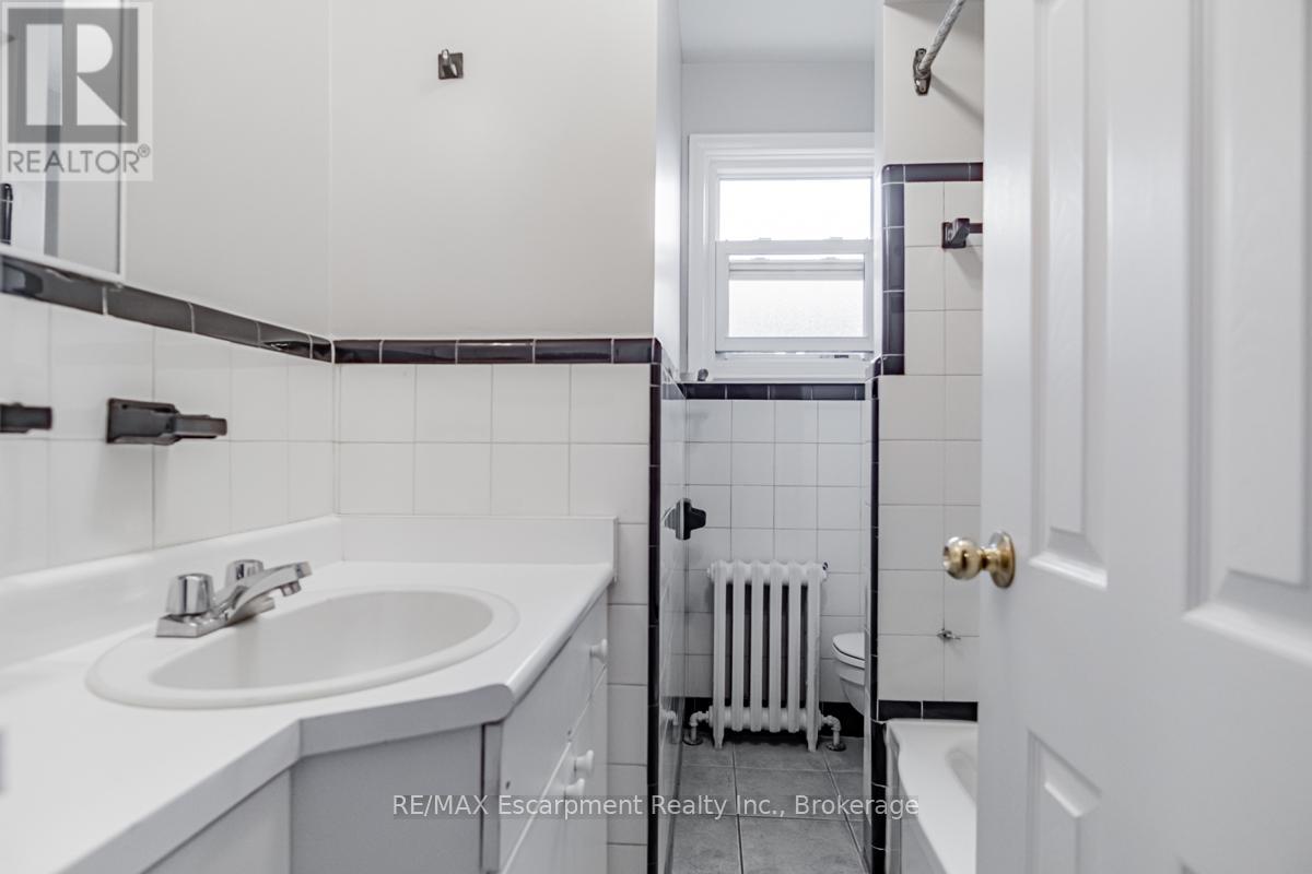 65 Fairfield Avenue, Toronto, Ontario  M8W 1R6 - Photo 16 - W12478511