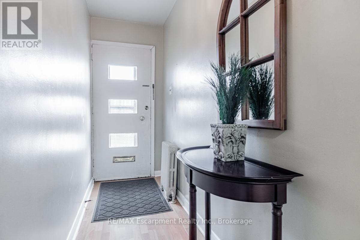 65 Fairfield Avenue, Toronto, Ontario  M8W 1R6 - Photo 17 - W12478511