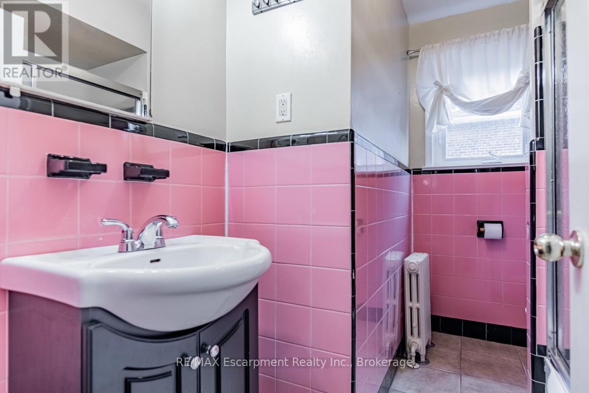 65 Fairfield Avenue, Toronto, Ontario  M8W 1R6 - Photo 23 - W12478511