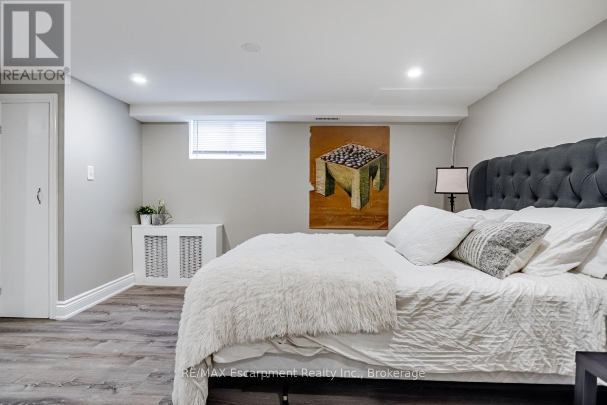 65 Fairfield Avenue, Toronto, Ontario  M8W 1R6 - Photo 29 - W12478511