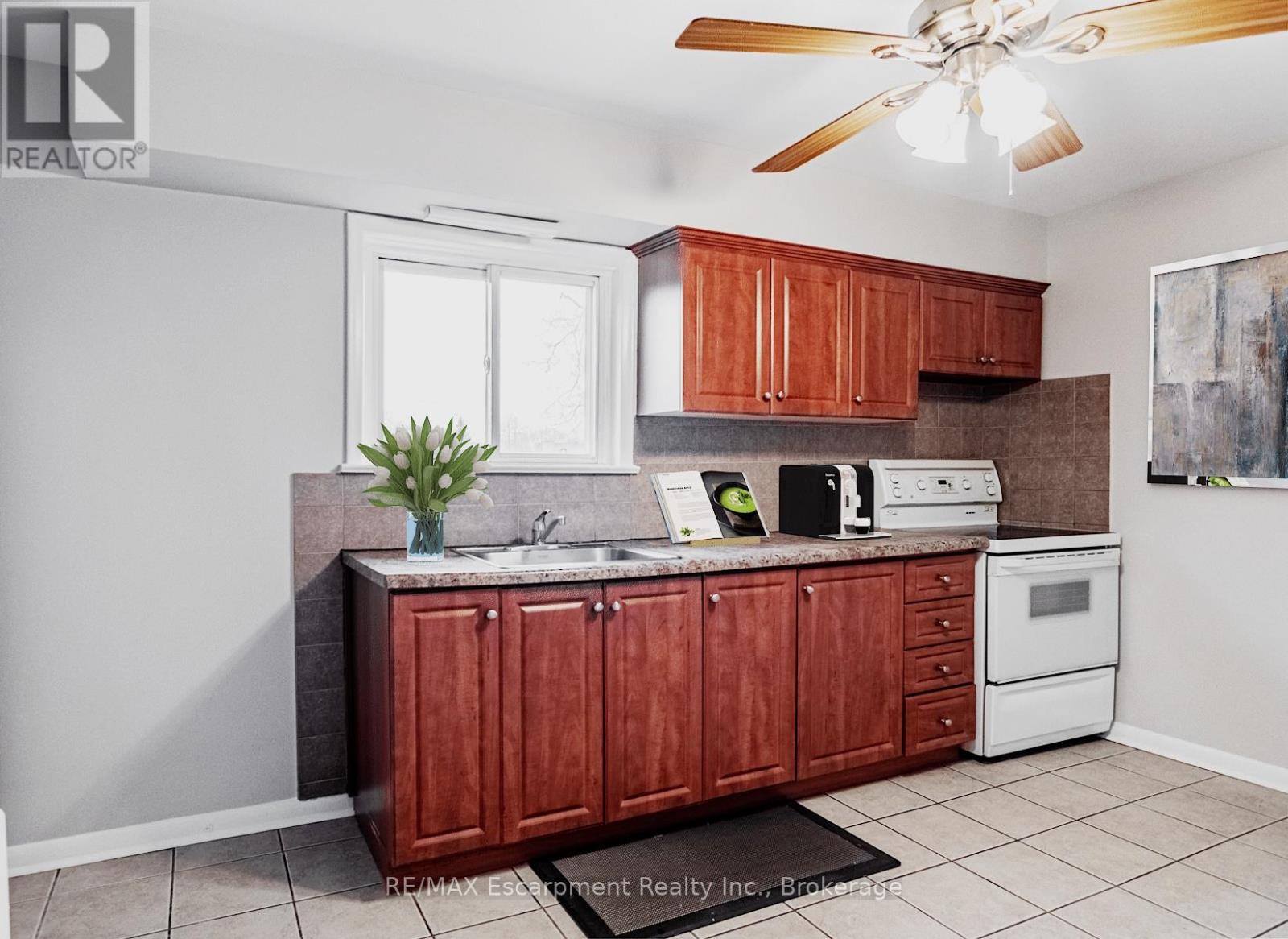 65 Fairfield Avenue, Toronto, Ontario  M8W 1R6 - Photo 9 - W12478511