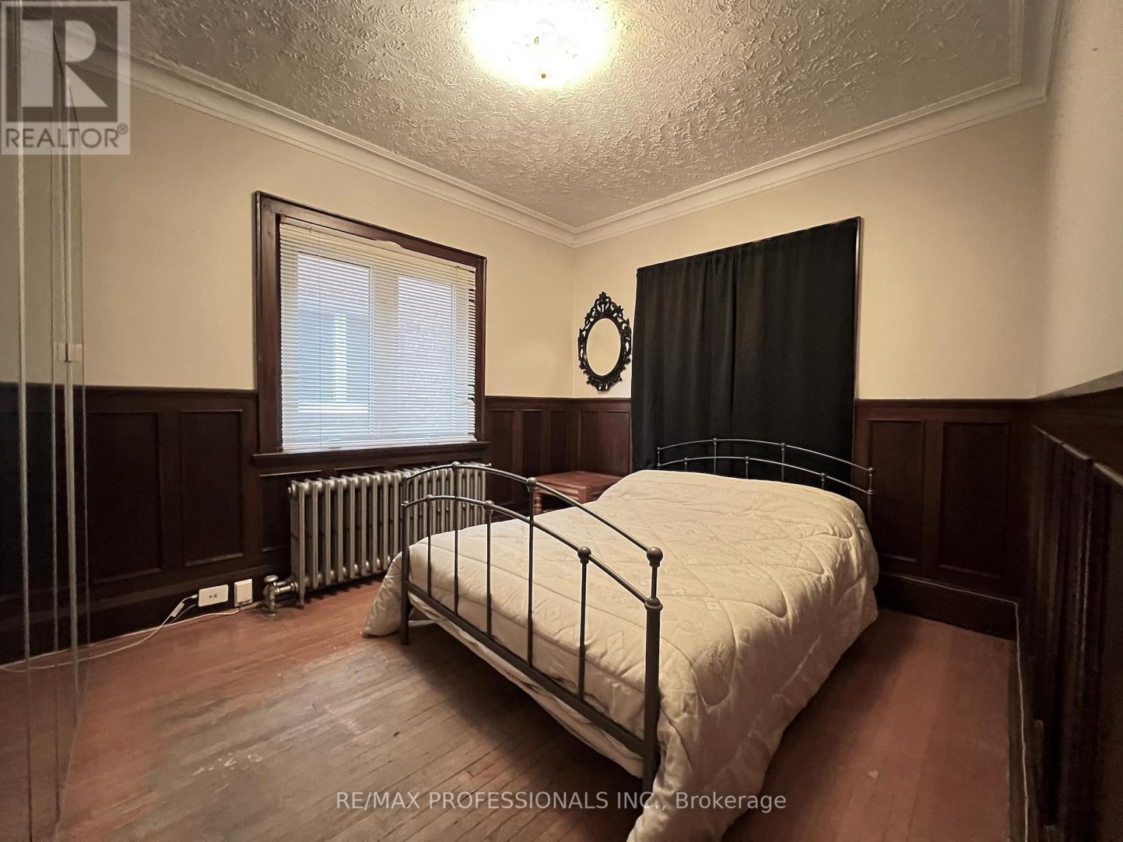 33 Chandos Avenue, Toronto, Ontario  M6H 2E6 - Photo 11 - W12477277