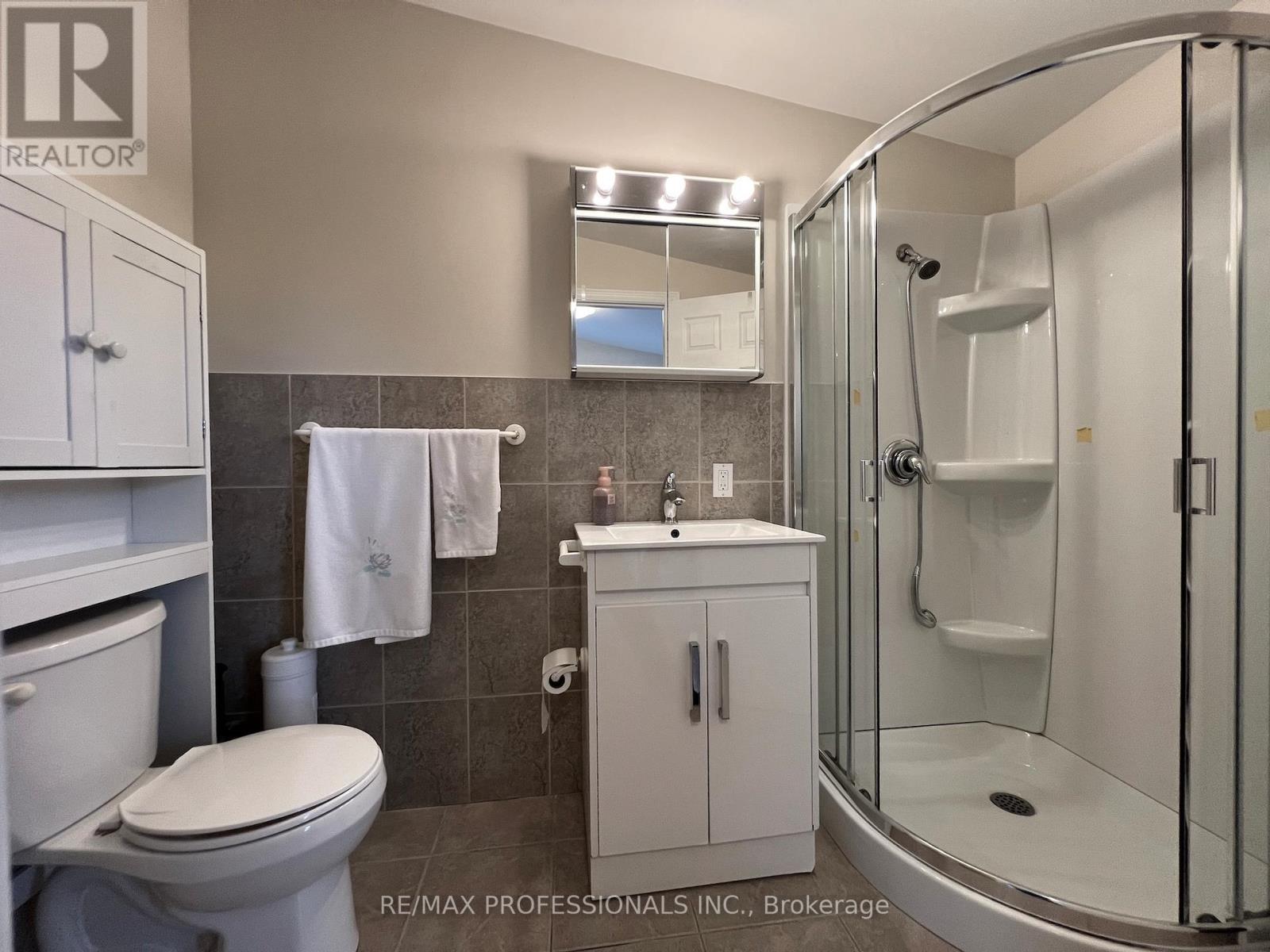 33 Chandos Avenue, Toronto, Ontario  M6H 2E6 - Photo 20 - W12477277