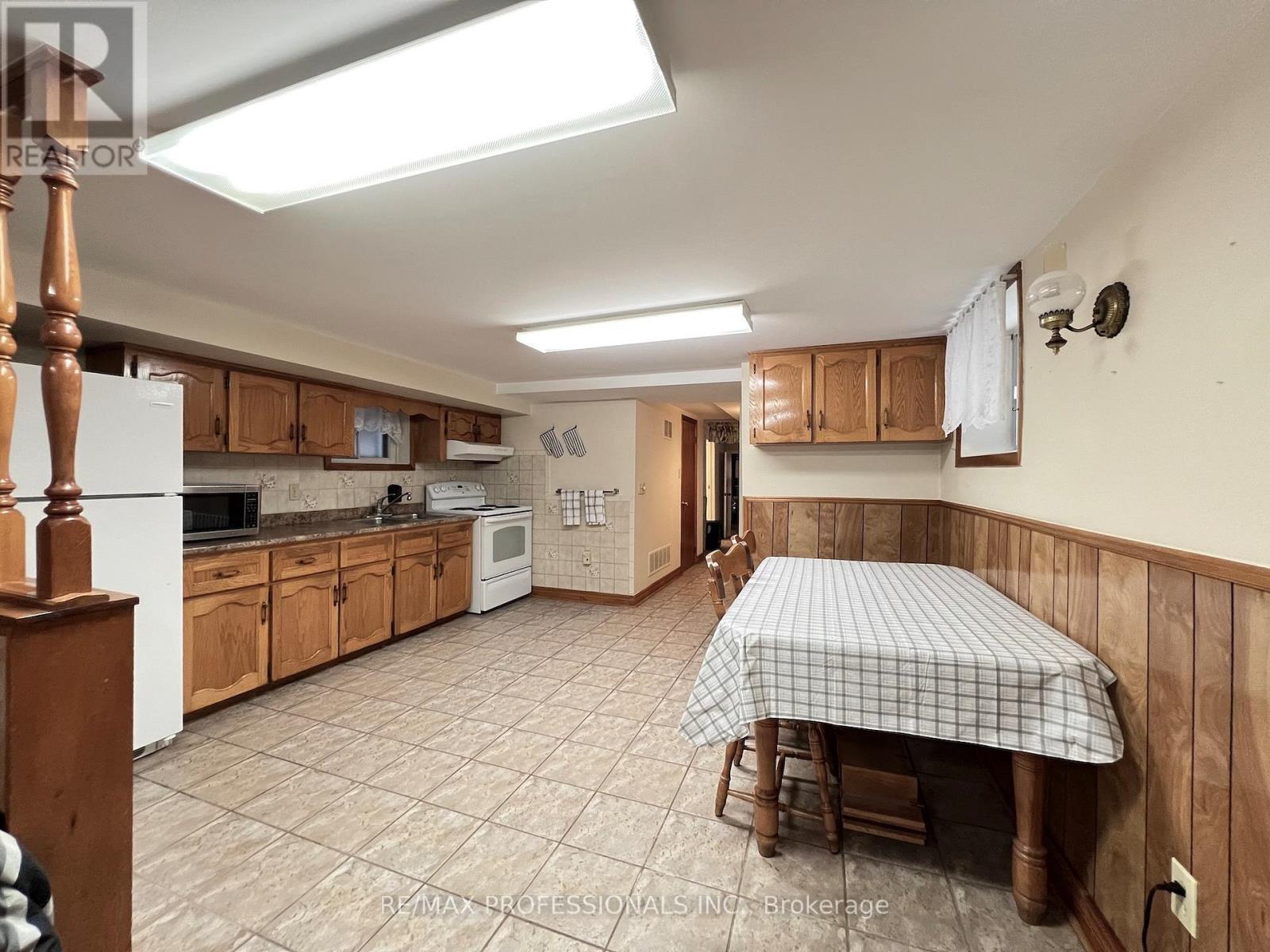 33 Chandos Avenue, Toronto, Ontario  M6H 2E6 - Photo 28 - W12477277