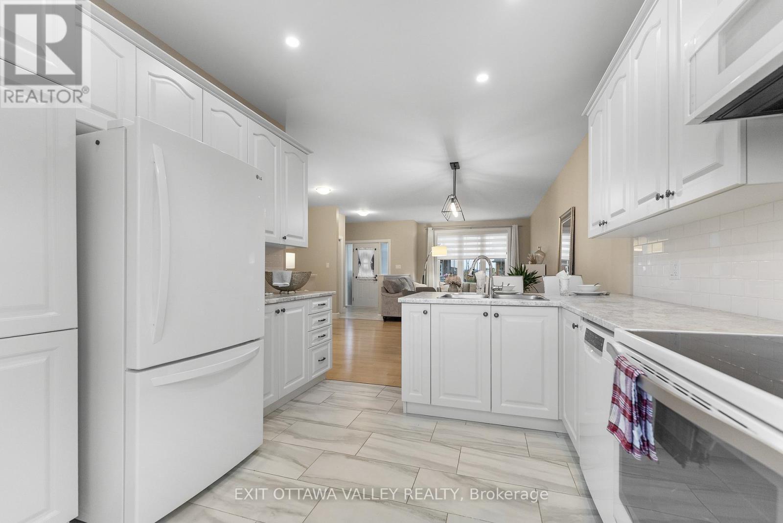 54 Chad Street, Petawawa, Ontario  K8H 0G8 - Photo 10 - X12478523